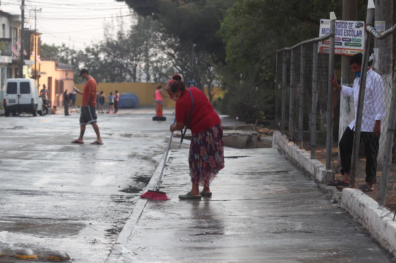 Vecinos de la colonia Landívar sanitizan áreas públicas en prevención del coronavirus. (Foto Prensa Libre: Óscar Rivas)