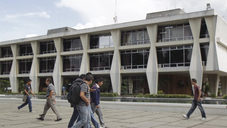 El gasto tributario en las universidades fue por Q1 mil 090.11 millones, y en los centros educativos, Q1 mil 087.28 millones, detalló un informe de la SAT.  (Foto Prensa Libre: Hemeroteca) 