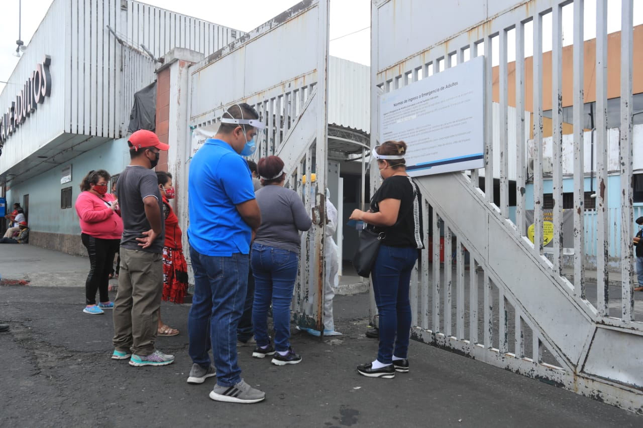 Afueras del Hospital General San Juan de Dios, durante la pandemia del covid - 19. (Foto Prensa Libre: Juan Diego González).