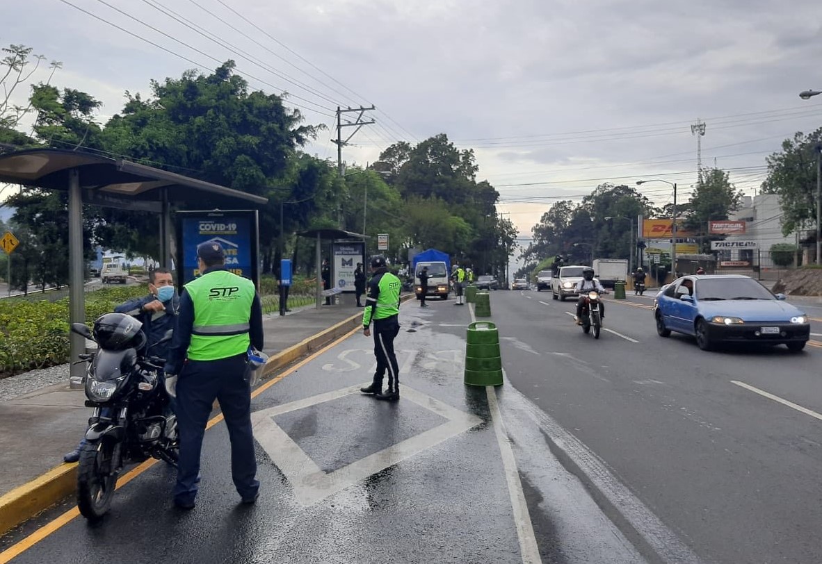 Agentes de la Superintendencia de Tránsito de la capital inspeccionan a conductores al final de la avenida Hincapié, en zona 13. (Foto Prensa Libre: Cortesía) 