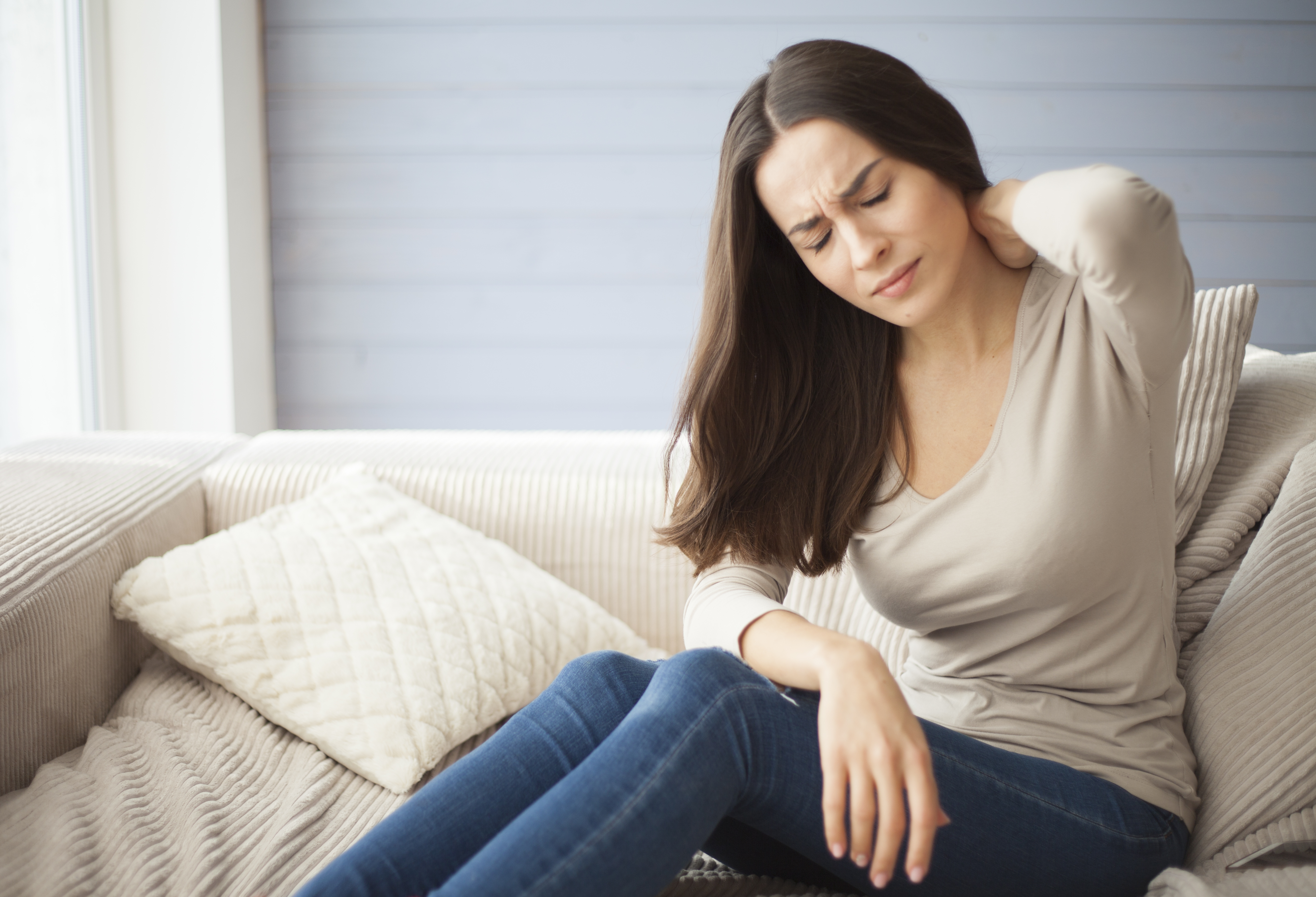 La fibromialgia es aproximadamente siete veces más frecuente en las mujeres. Suele aparecer en  jóvenes o personas de mediana edad y también en en varones, niños y adolescentes.  (Foto Prensa Libre: Shutterstock)