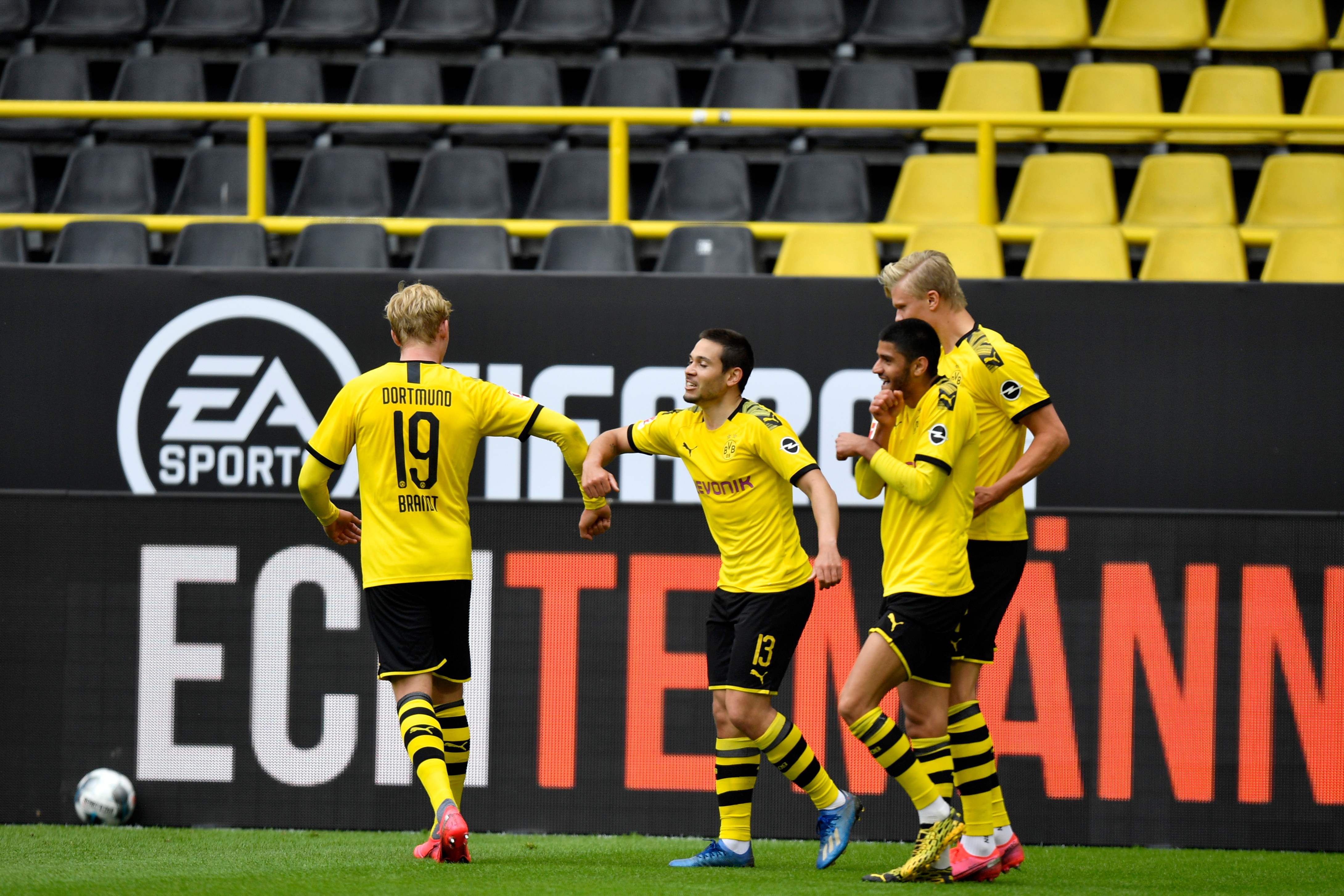 El defensa portugués Raphael Guerreiro celebra con sus compañeros uno de sus dos goles con el Dortmund. (Foto Prensa Libre: AFP)