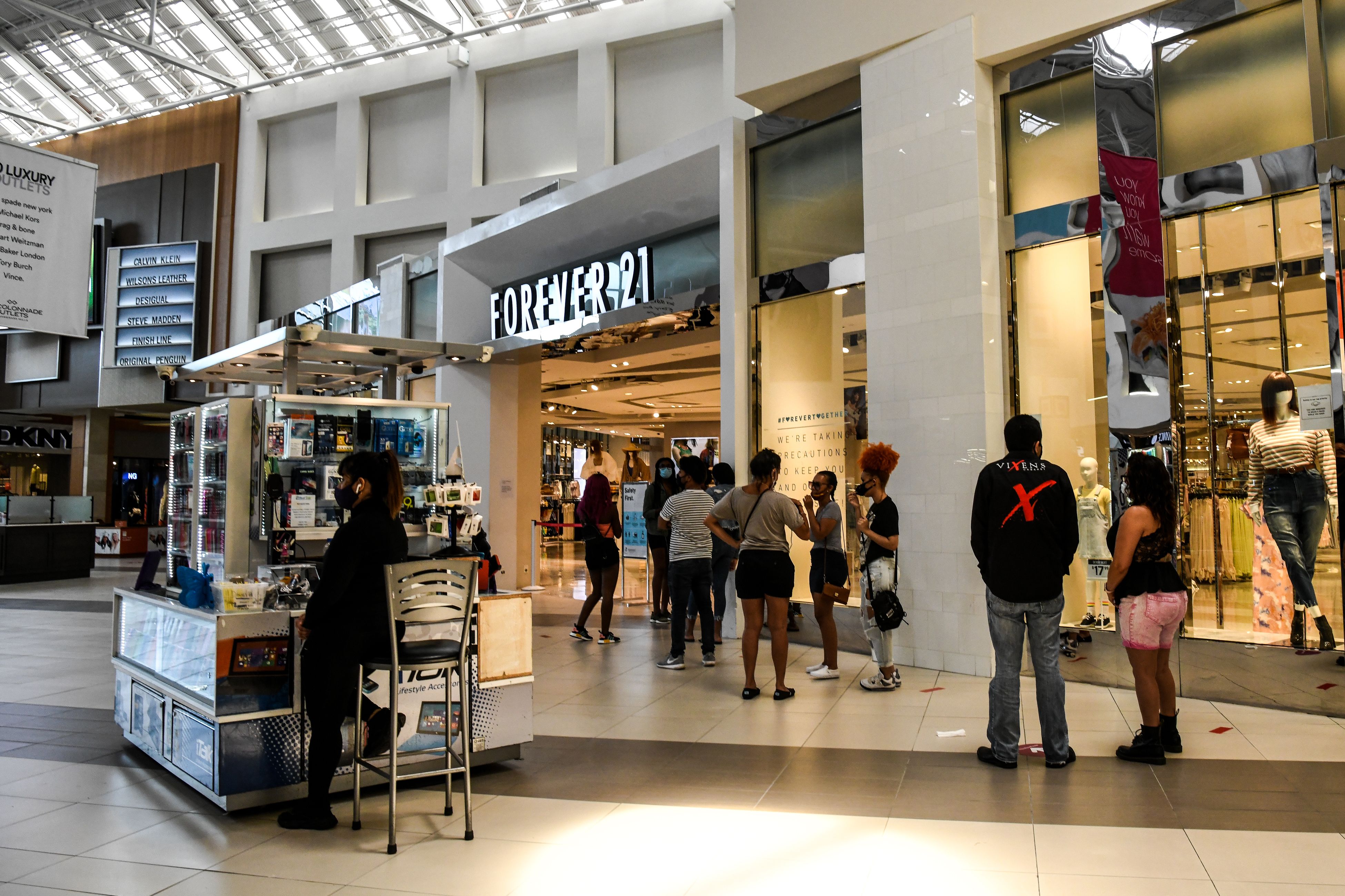 Actualmente Forever 21 es propiedad de ABG, Simon Property Group (Simon), y Brookfield Property Partners. (Foto Prensa Libre: AFP)