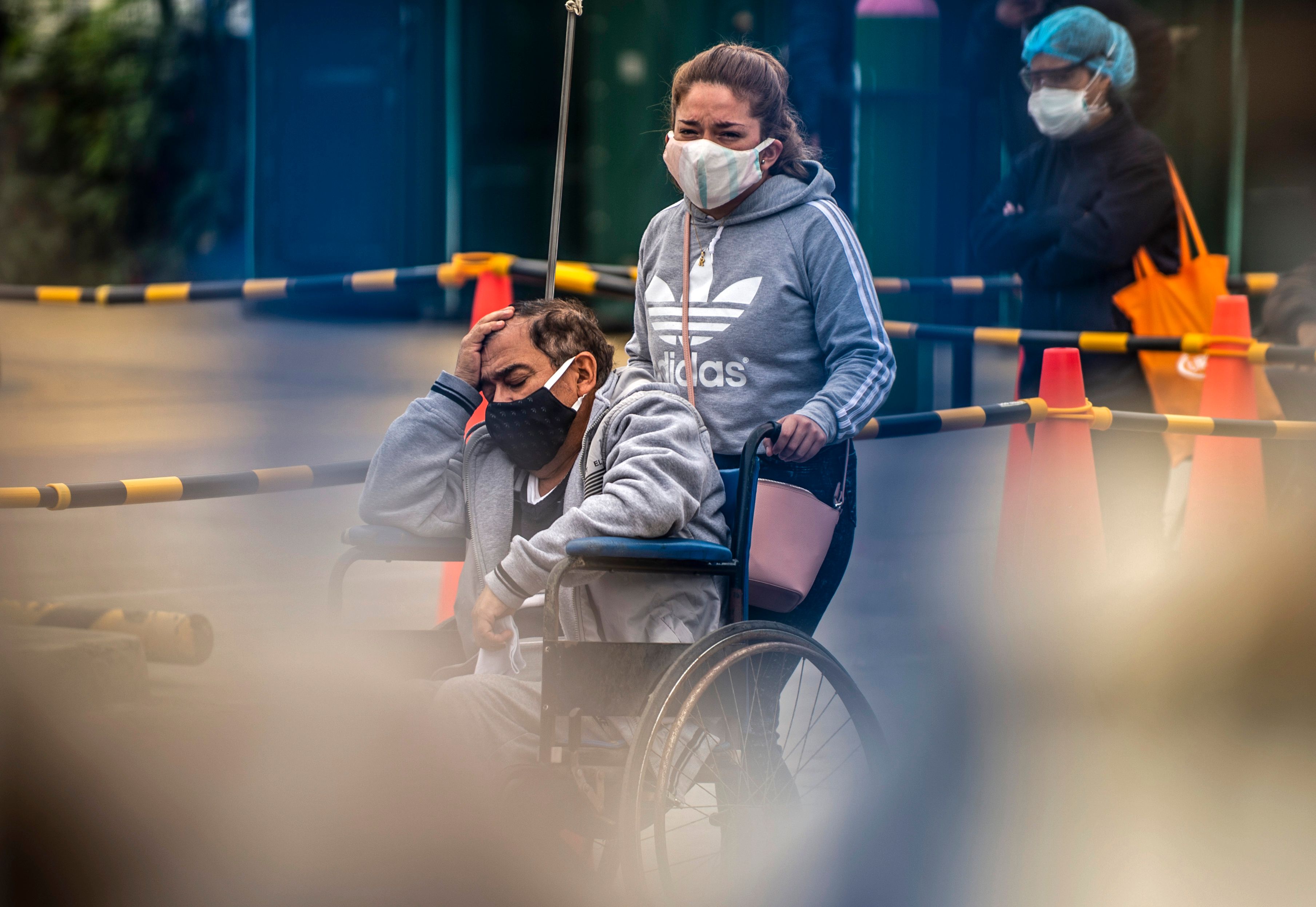 La gente espera para recibir atención médica, fuera del área de emergencia en el Hospital Alberto Sabogal en Lima, el 27 de mayo de 2020. (Foto Prensa Libre: AFP)