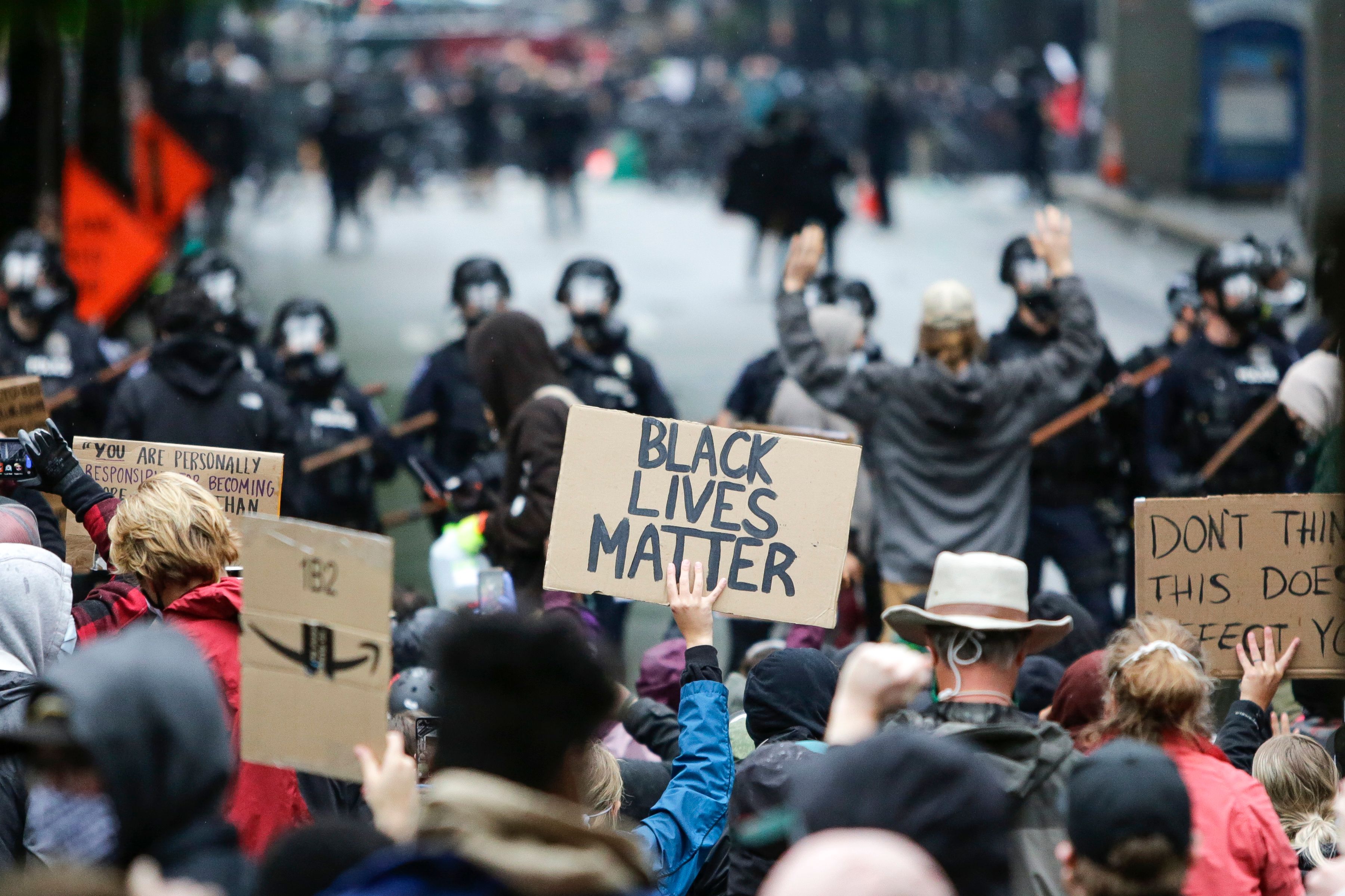 La policía intenta dispersar a las personas que protestan por la muerte de George Floyd, el 30 de mayo de 2020. (Foto Prensa Libre: AFP)