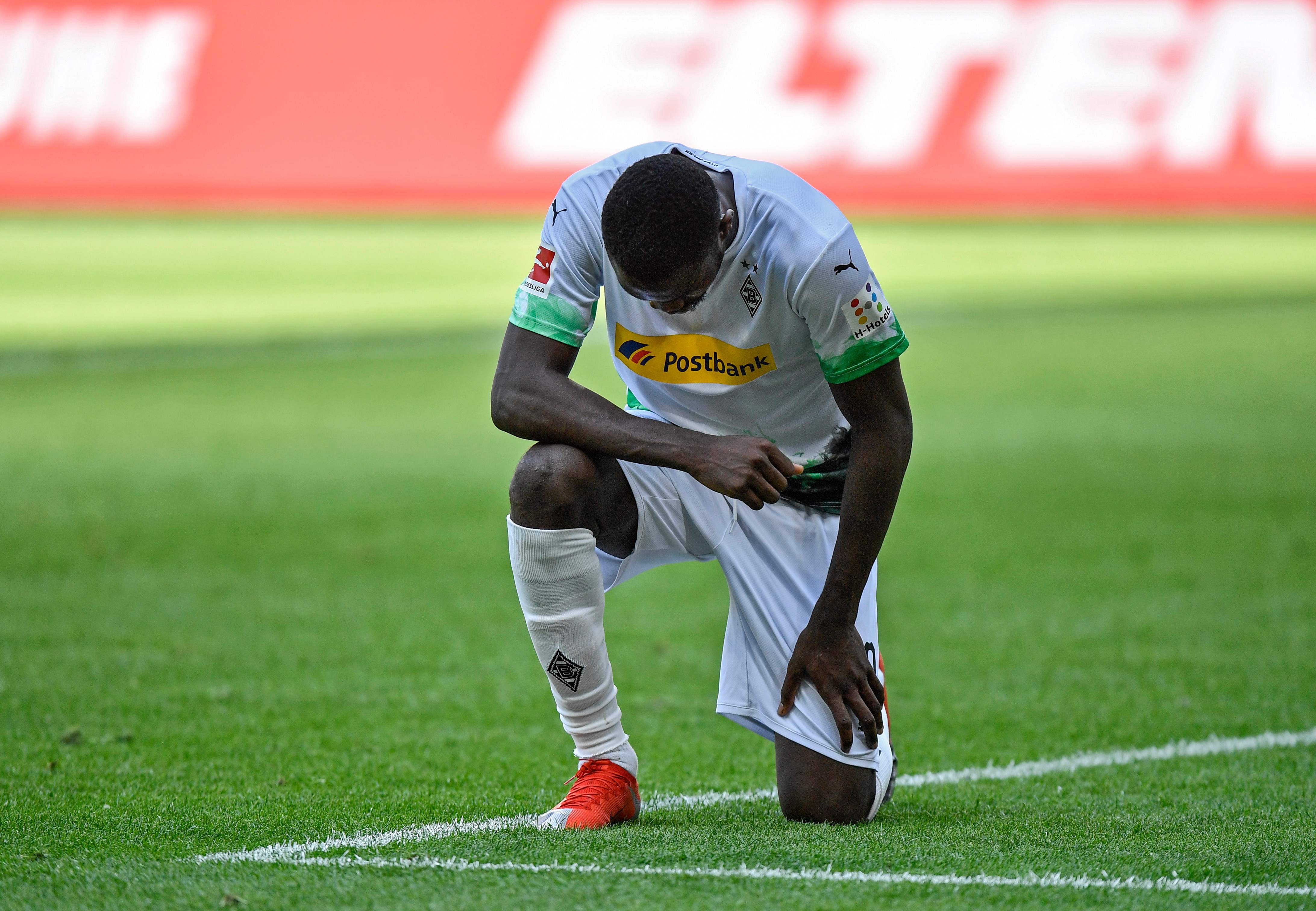 Marcus Thuram  protestó por la muerte del ciudadano negro estadounidense George Floyd. (Foto Prensa Libre: AFP).