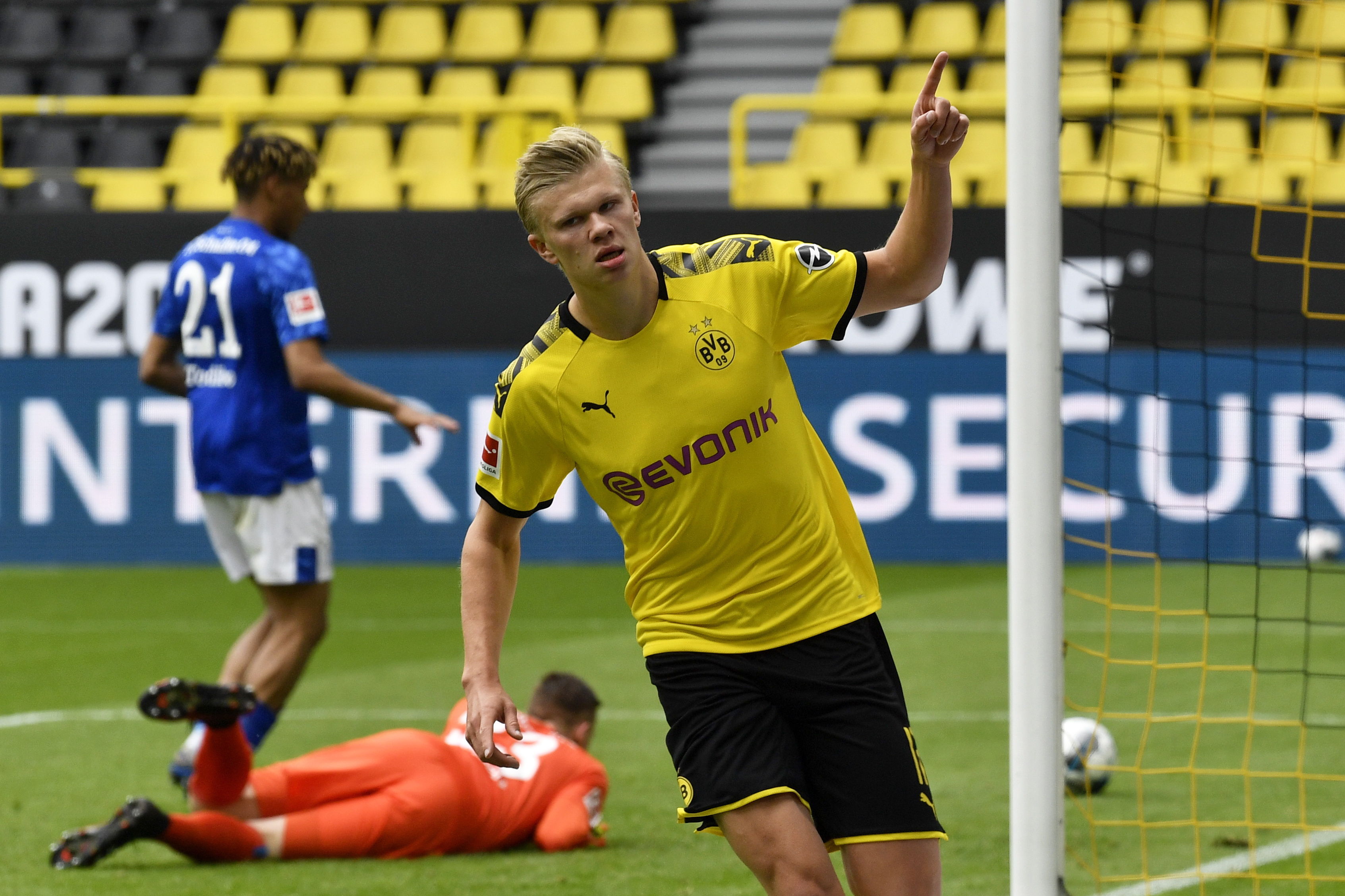 Erling Haaland celebra su anotación el pasado sábado contra el Schalke 04. (Foto Prensas Libre: EFE)