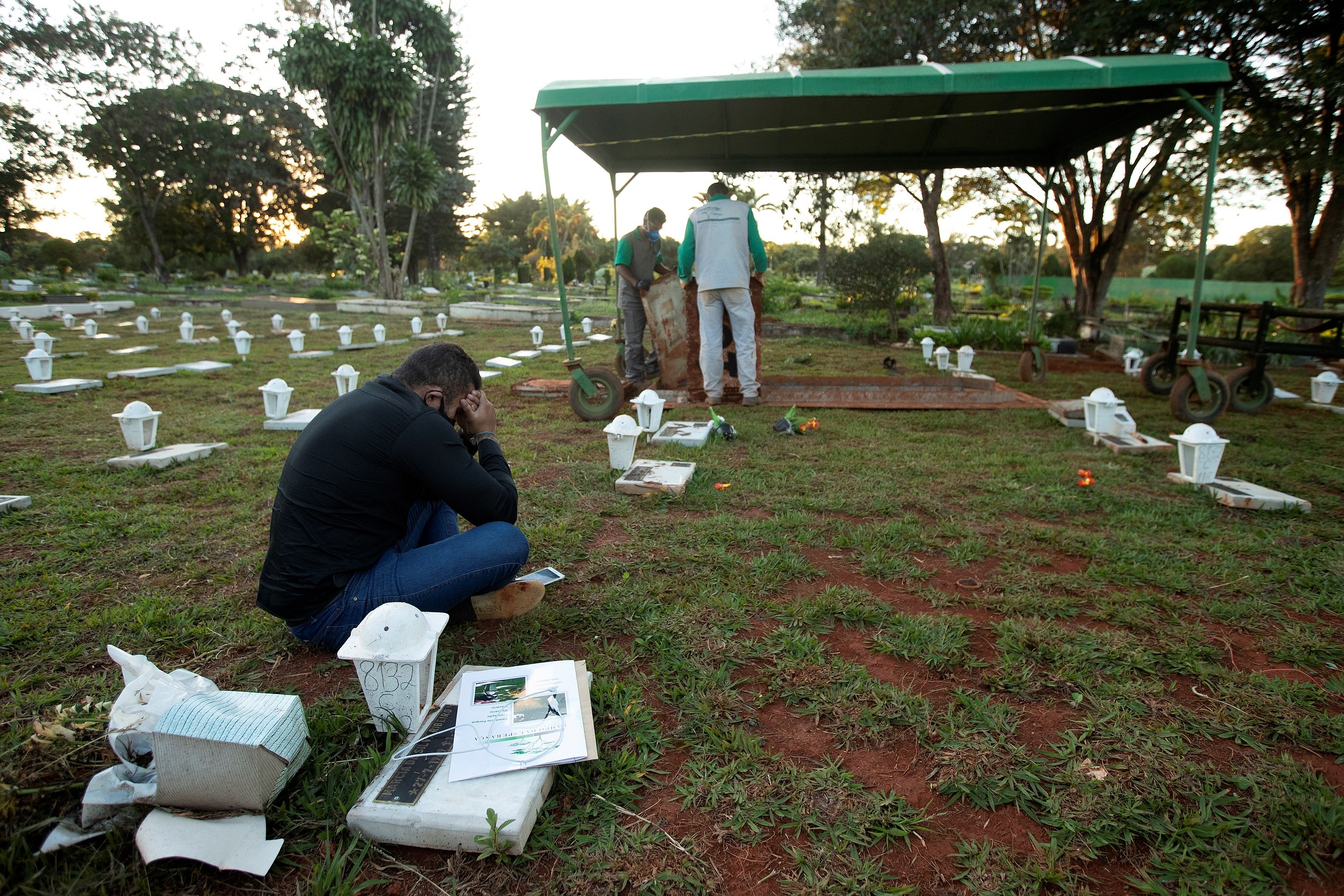 Un hombre llora en el cementerio Campo de Esperanza, Brasilia, por un familiar que falleció a causa de coronavirus. (Foto Prensa Libre: EFE)