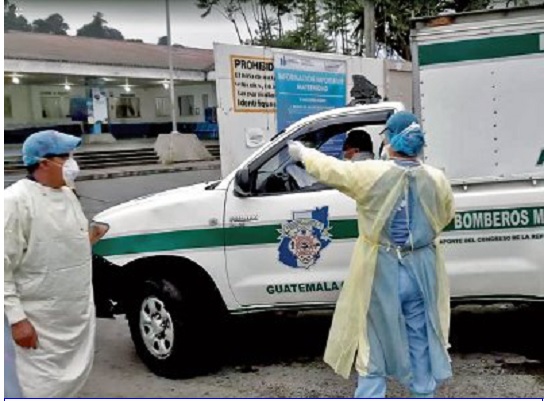 Nueve médicos del Hospital Nacional de Chimaltenango se contagiaron del nuevo coronavirus, estableció la PDH. (Foto Prensa Libre: Víctor Chamalé)