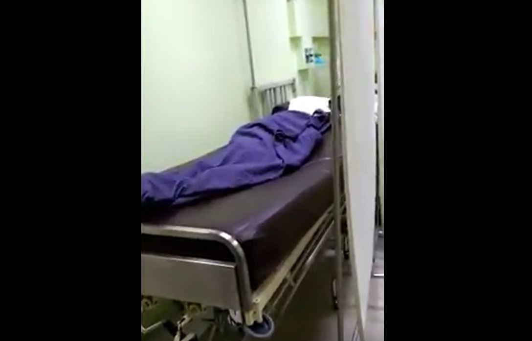 Una mujer que murió en el IGSS pasó varias horas sin ser trasladada a la morgue. (Foto Prensa Libre: Cortesía).