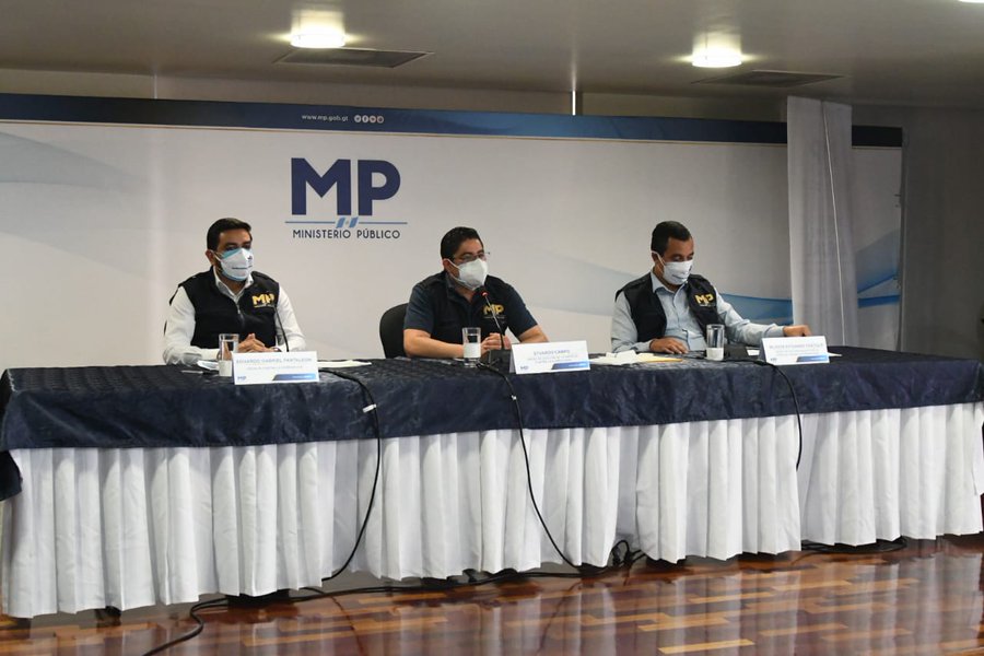Fiscales durante la conferencia de prensa. (Foto Prensa Libre: Ministerio Público).