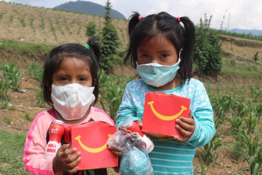 Niños en estado vulnerable fueron beneficiados por medio de la iniciativa Doble Sonrisa de McDonald´s. Foto Prensa Libre: Cortesía