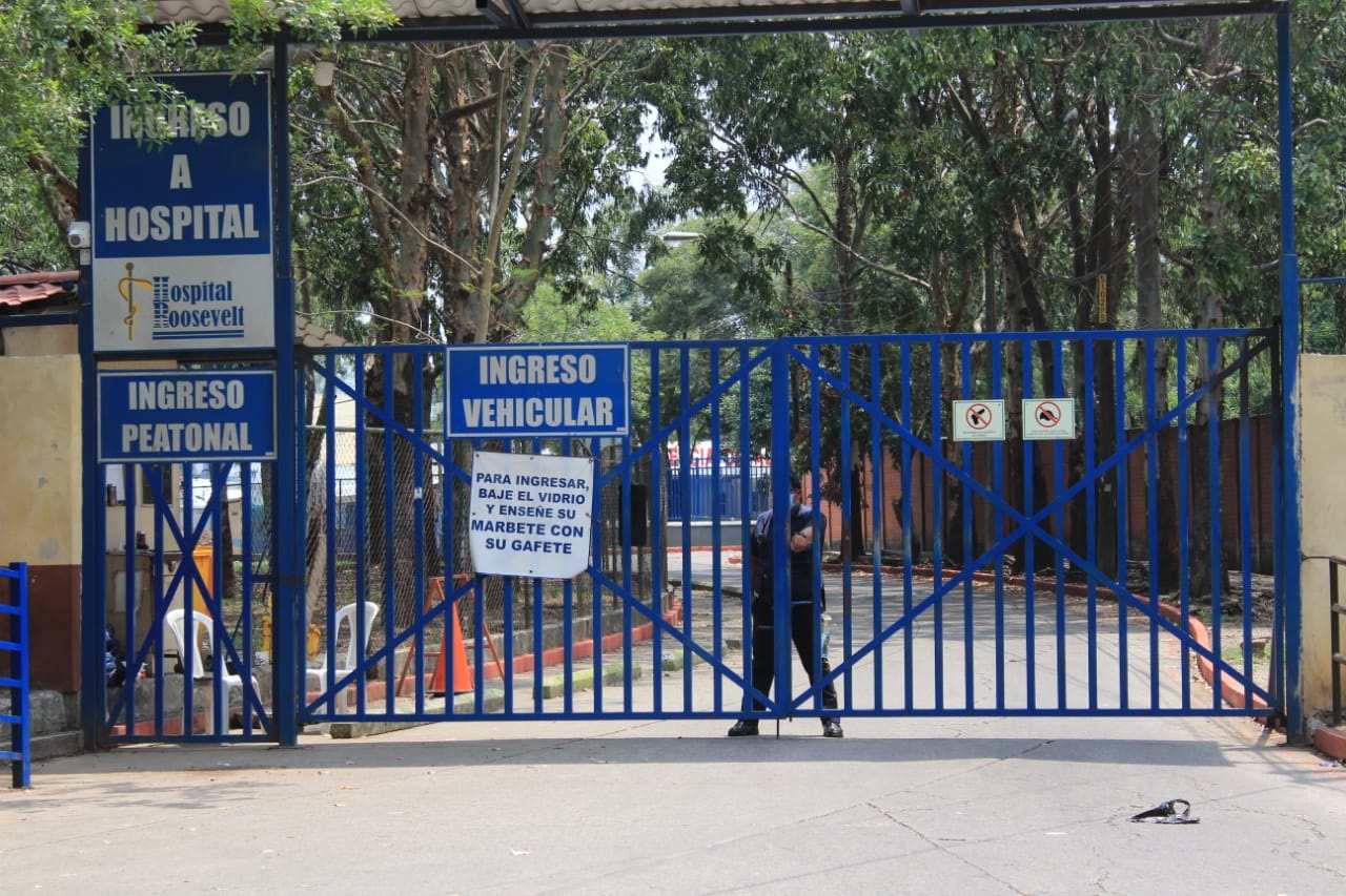 El ingreso al Hospital Roosevel permanece cerrado, pues ya no recibirá pacientes, ya que solo atenderá a personas con coronavirus. (Foto Prensa Libre: Andrea Domínguez)