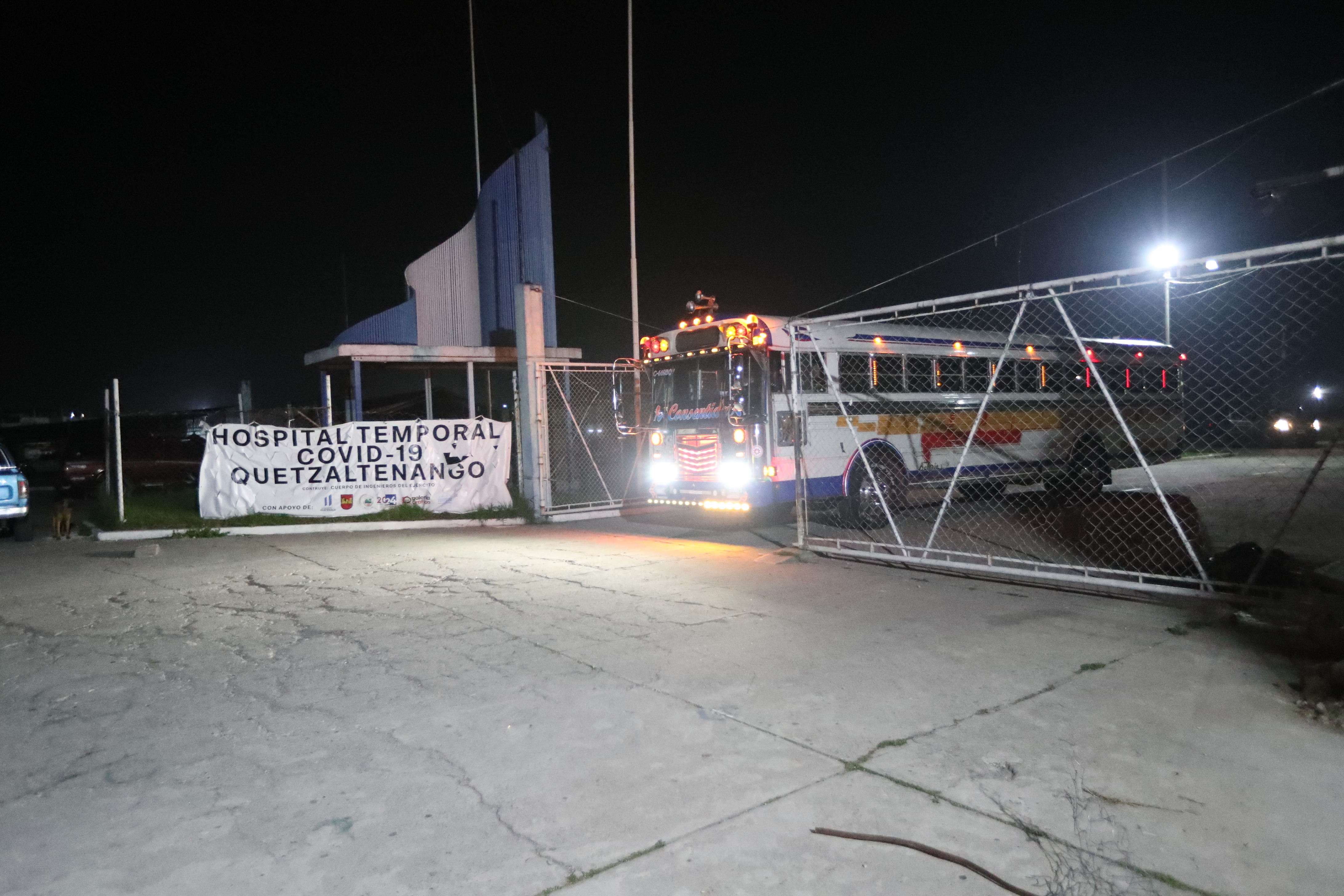 El autobús que transportaba a los pacientes se retira  del hospital temporal. (Foto Prensa Libre: María Longo) 