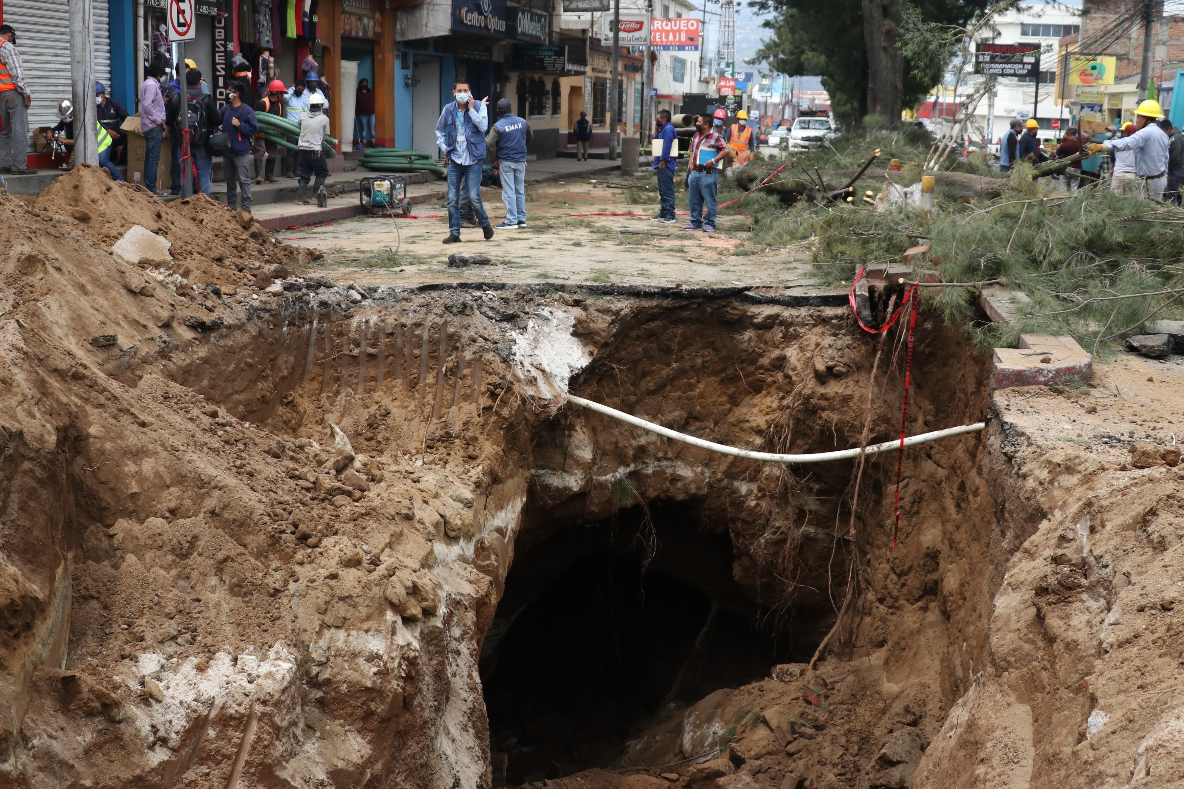 La 14 avenida y cuarta calle de la zona 3 quedó cerrada por los trabajos. (Foto Prensa Libre: Raúl Juárez)