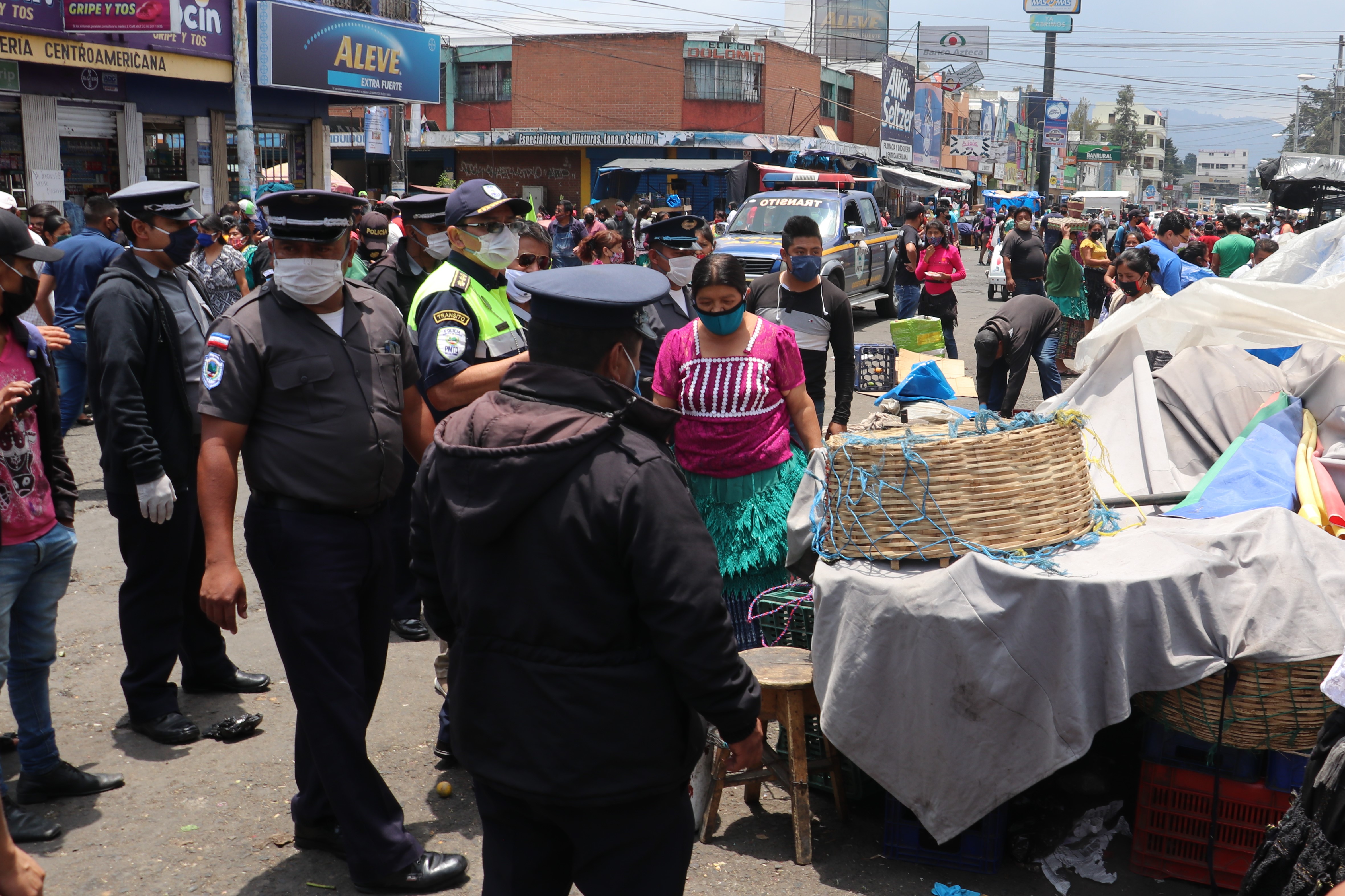 Trabajadores municipales realizan operativos para el cierre de mercados. (Foto Prensa Libre: Raúl Juárez)