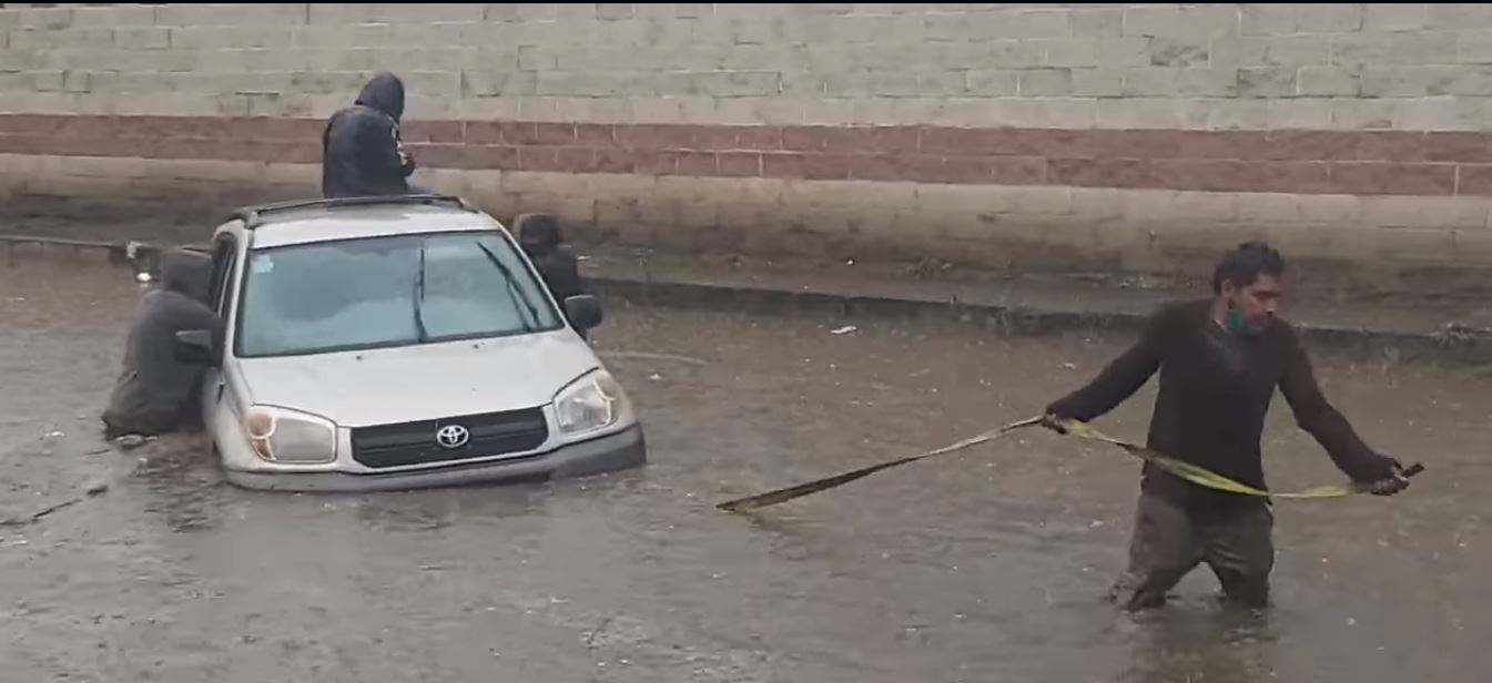 En la cercanías del puente Domingo Betancuorth entre la zona 6 y 7 de Quetzaltenango vecinos apoyan a un conductor que quedó atrapado. (Foto Prensa Libre: Cortesía)