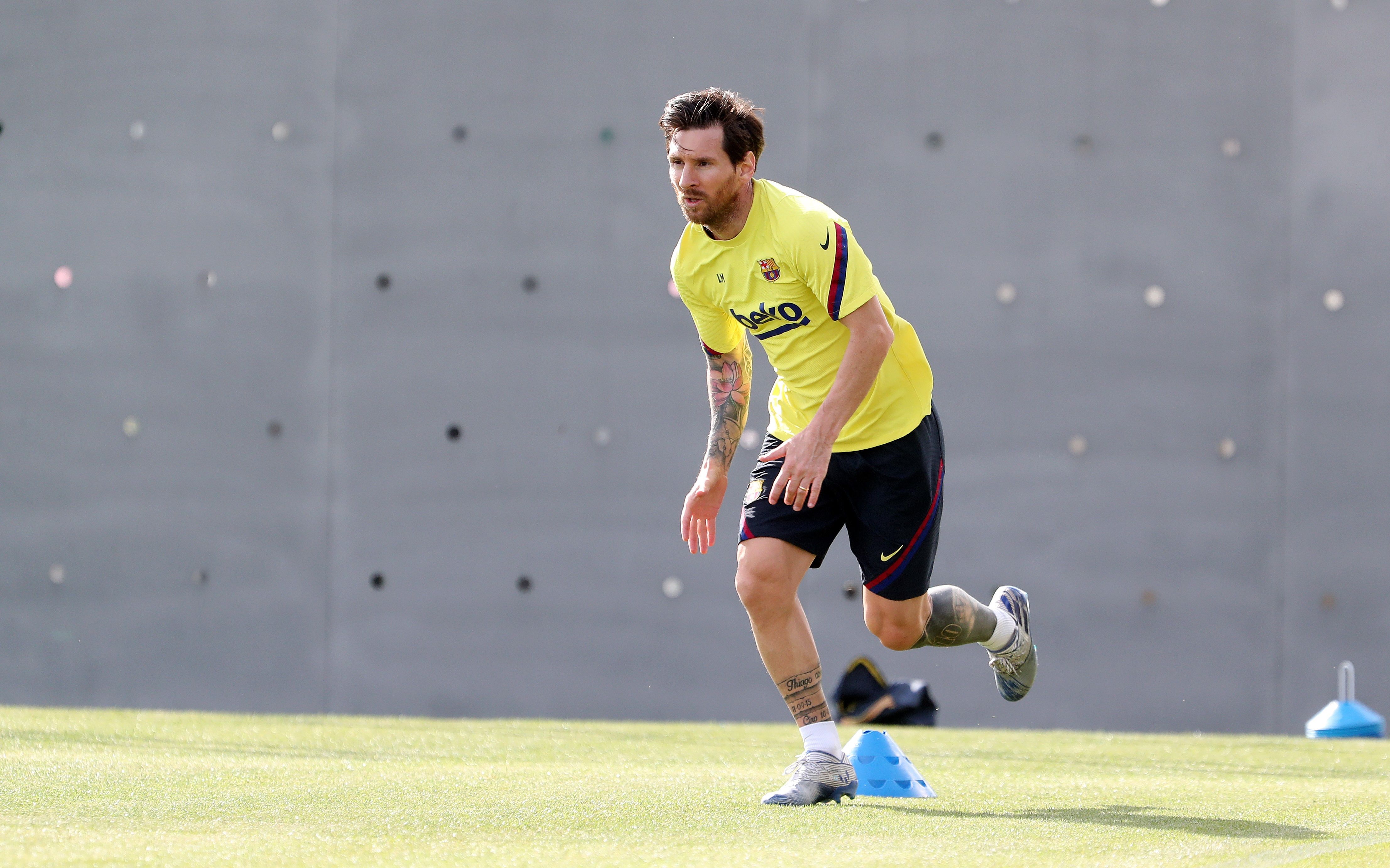 El delantero argentino del FC Barcelona, Leo Messi, en la Ciudad Deportiva Joan Gamper. (Foto Prensa Libre: EFE)