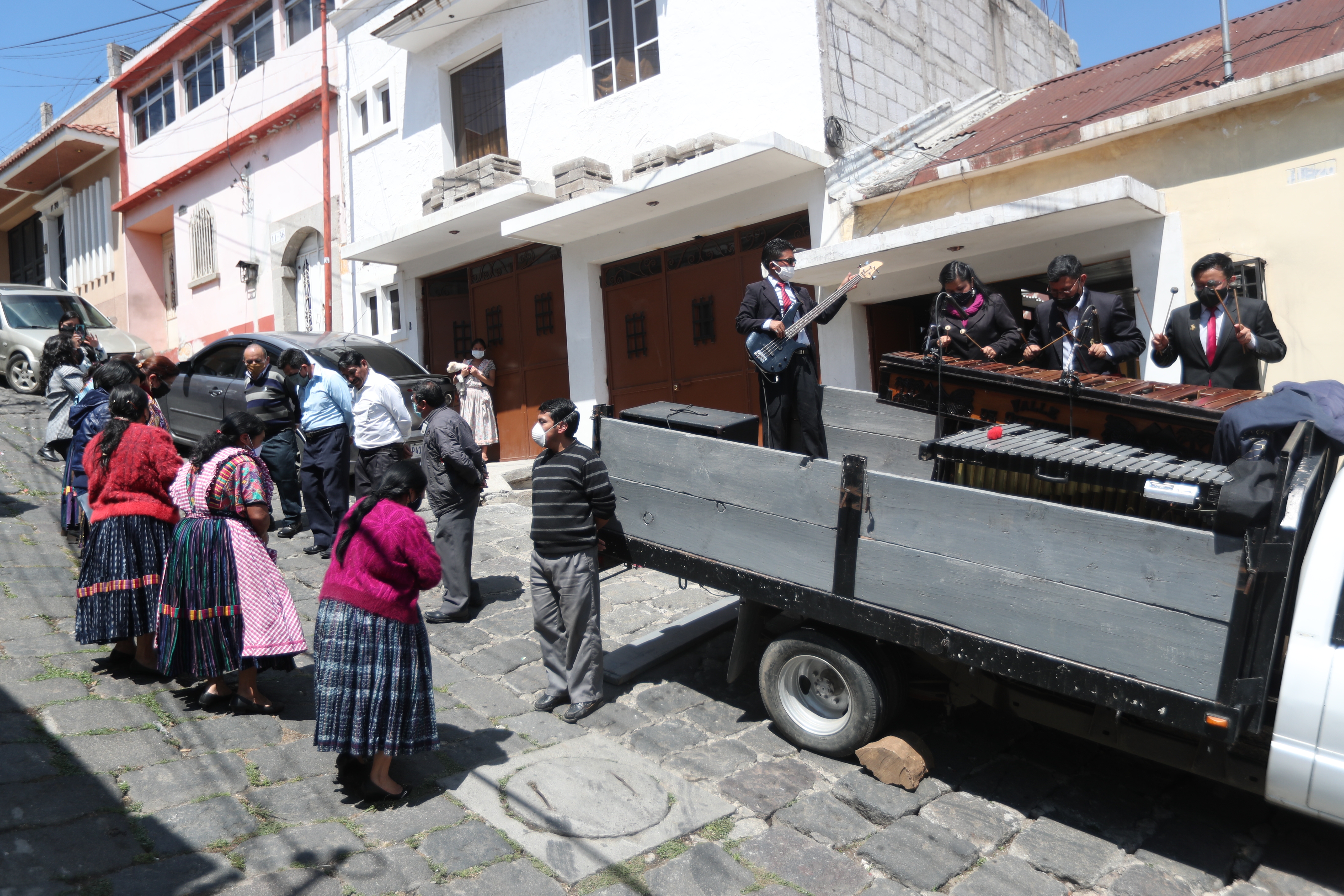 En el barrio La Transfiguración el concierto se efectuó frente a la vivienda del presidente de la Asociación de Comerciantes Virgen del Rosario. (Foto Prensa Libre: María Longo)  