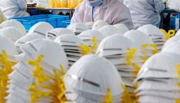 Médicos y expertos desacreditan rumores sobre uso de mascarilla. (Foto: AFP)