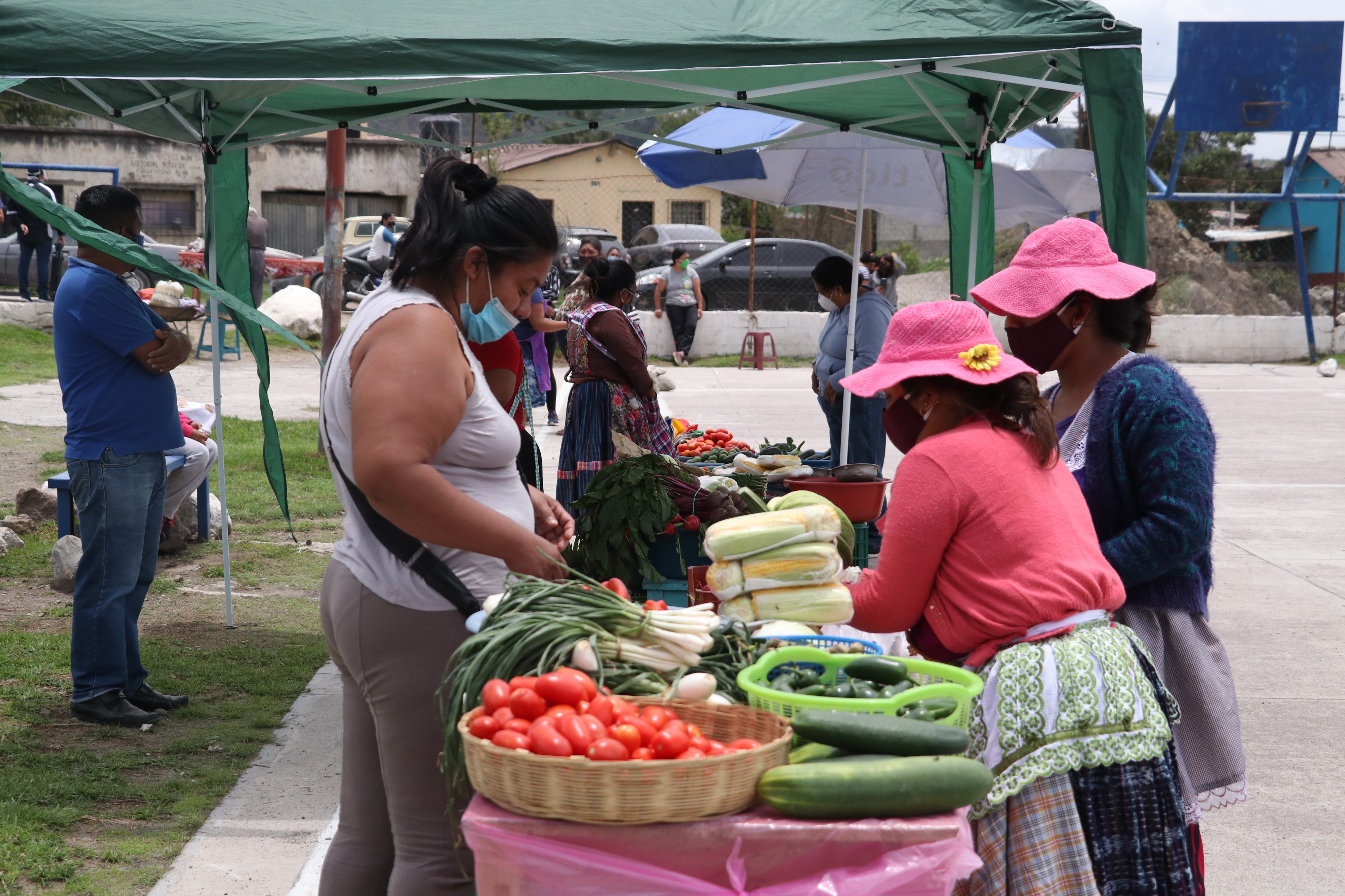 Los comerciantes estarán en ese lugar durante dure la emergencia de la pandemia. (Foto Prensa Libre: Raúl Juárez)