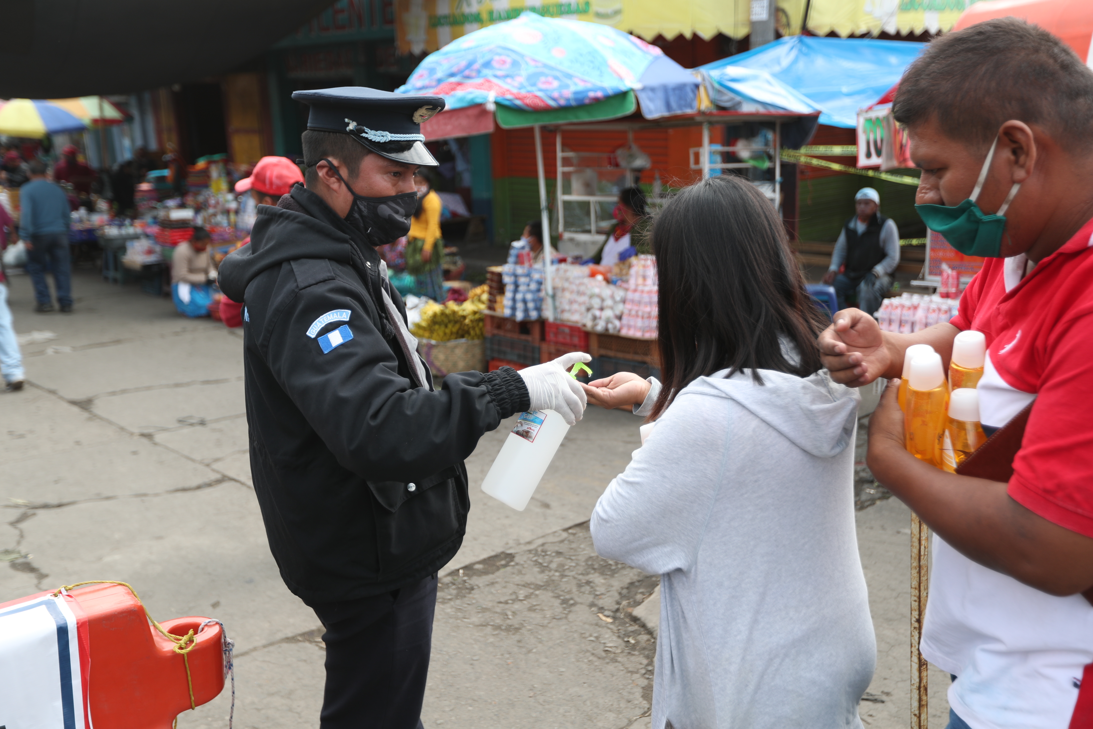 Al ingresar los usuarios deben utilizar alcohol en gel como parte de las nuevas medias en el mercado Minerva. (Foto Prensa Libre: María Longo)  