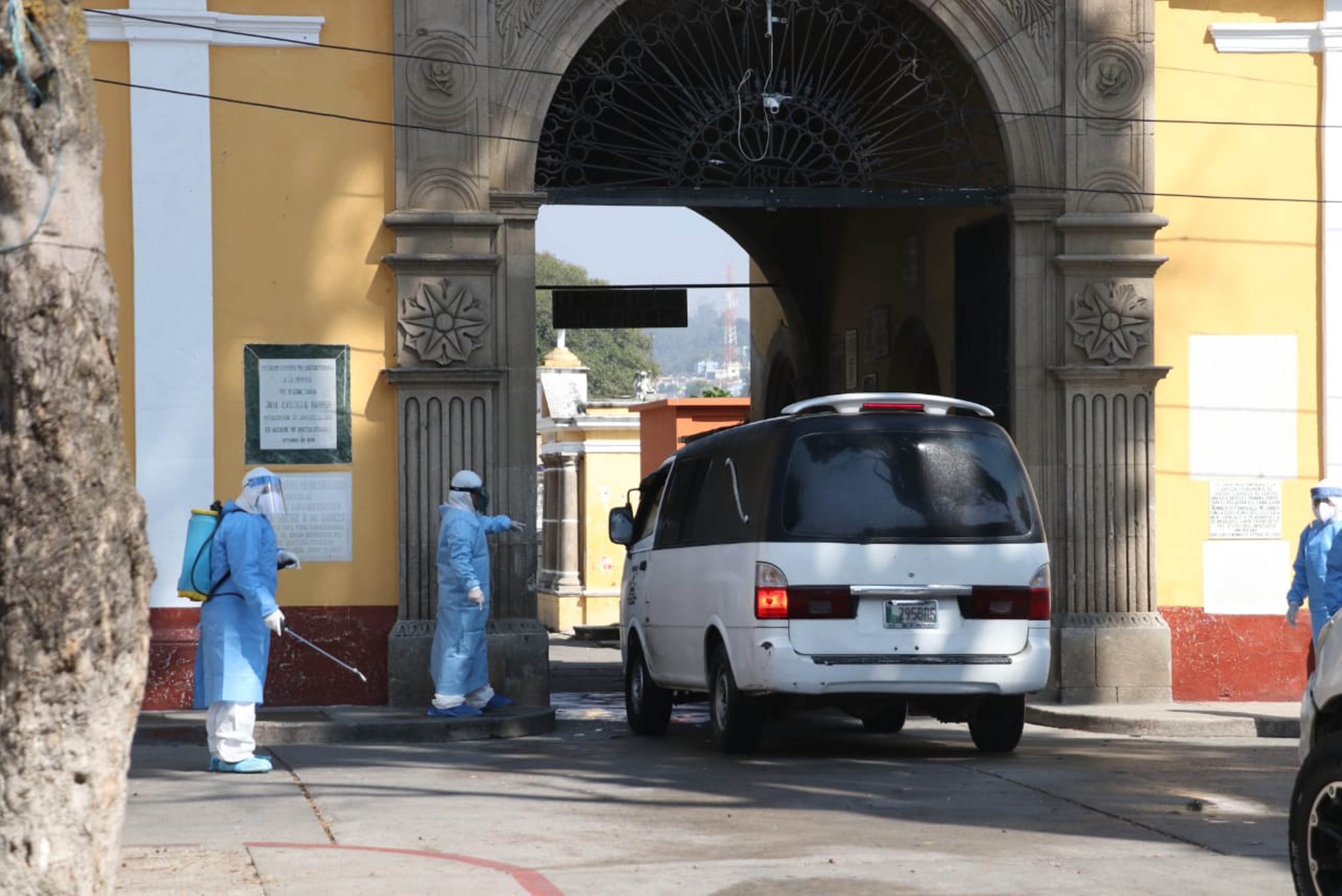 El Cementerio General de Quetzaltenango tiene un lugar asignado para el entierro de las personas con covid-19. (Foto Prensa Libre: Raúl Juárez) 