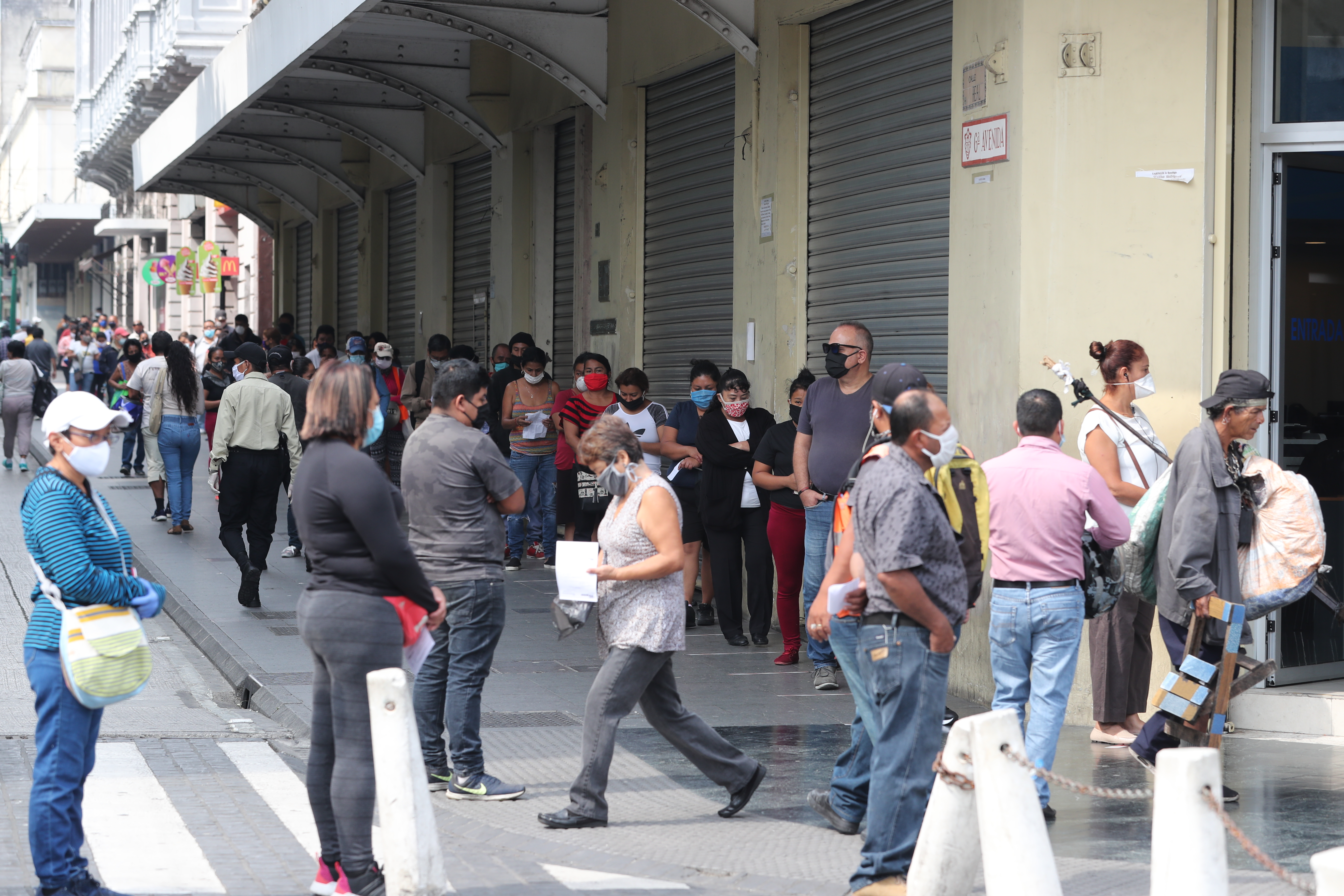 Cientos de guatemaltecos hacen cola en la empresa elctrica ubicada en la zona, desde muy temprano las personas si hicieron presente para logra hacer un convenio de pago ya que muchos han perdido sus trabajo por las disposiciones del gobierno para evitar el contagio del Coronavirus.


Foto. Erick Avila:                      04/05/2020