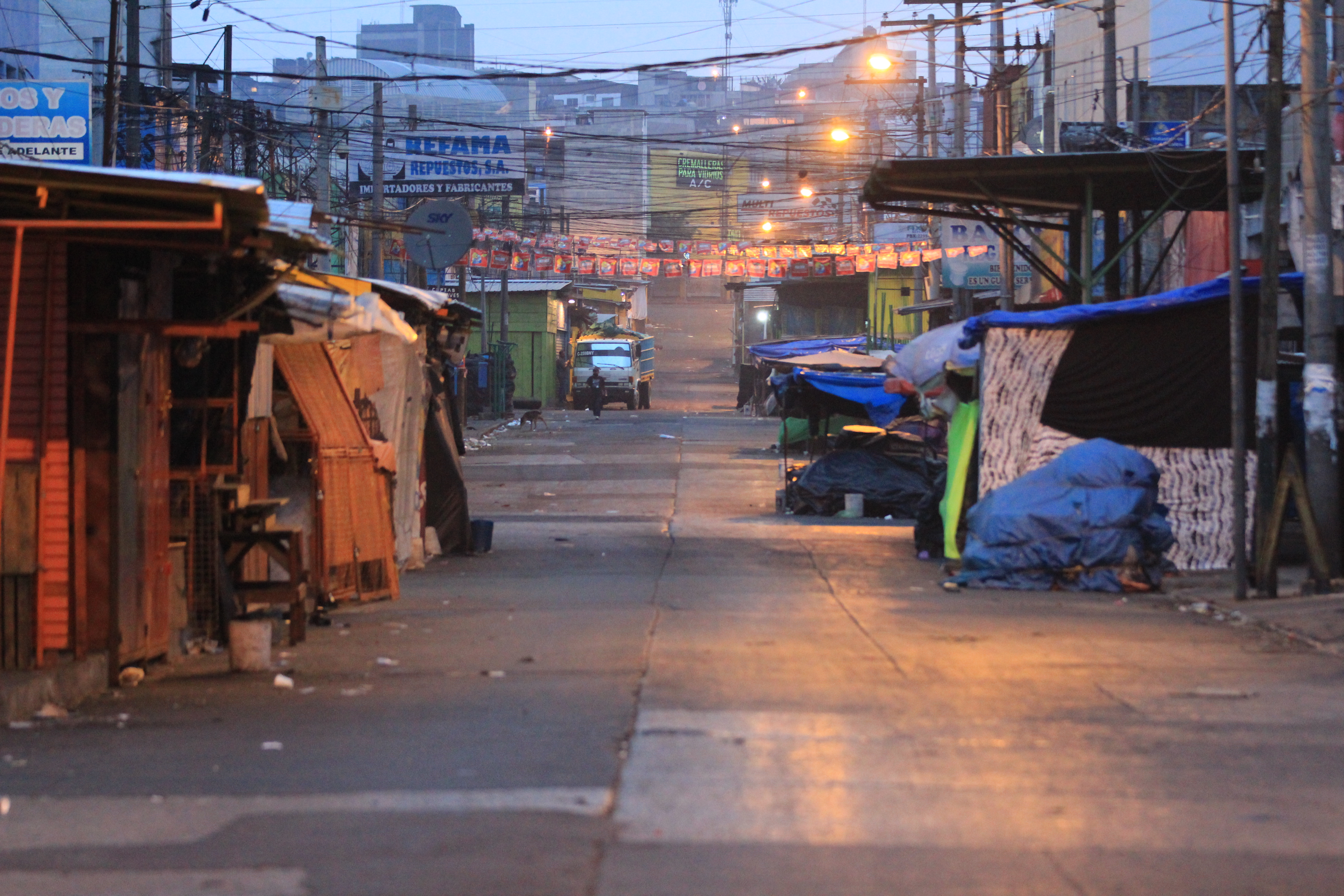 Durante el toque de queda, las calles de La Terminal se vacían pero algunos vendedores se empiezan a preparar para la venta del día siguiente. Fotografía Prensa Libre: Byron García