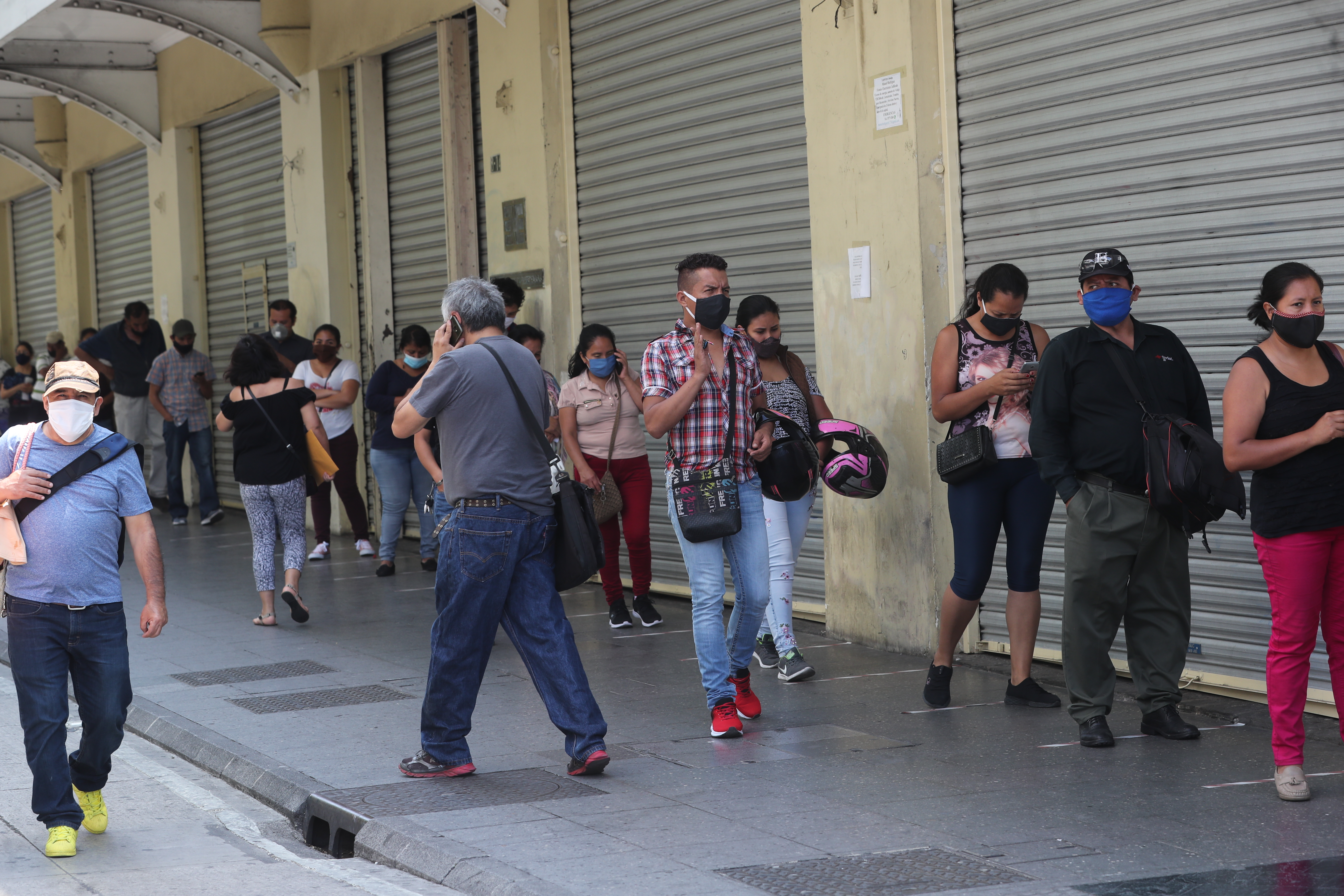 Colas en la empresa eléctrica donde las personas llegan a hacer convenios de pago por las disposiciones del Gobierno esto por el  coronavirus.

Foto Prensa Libre Érick Avila             