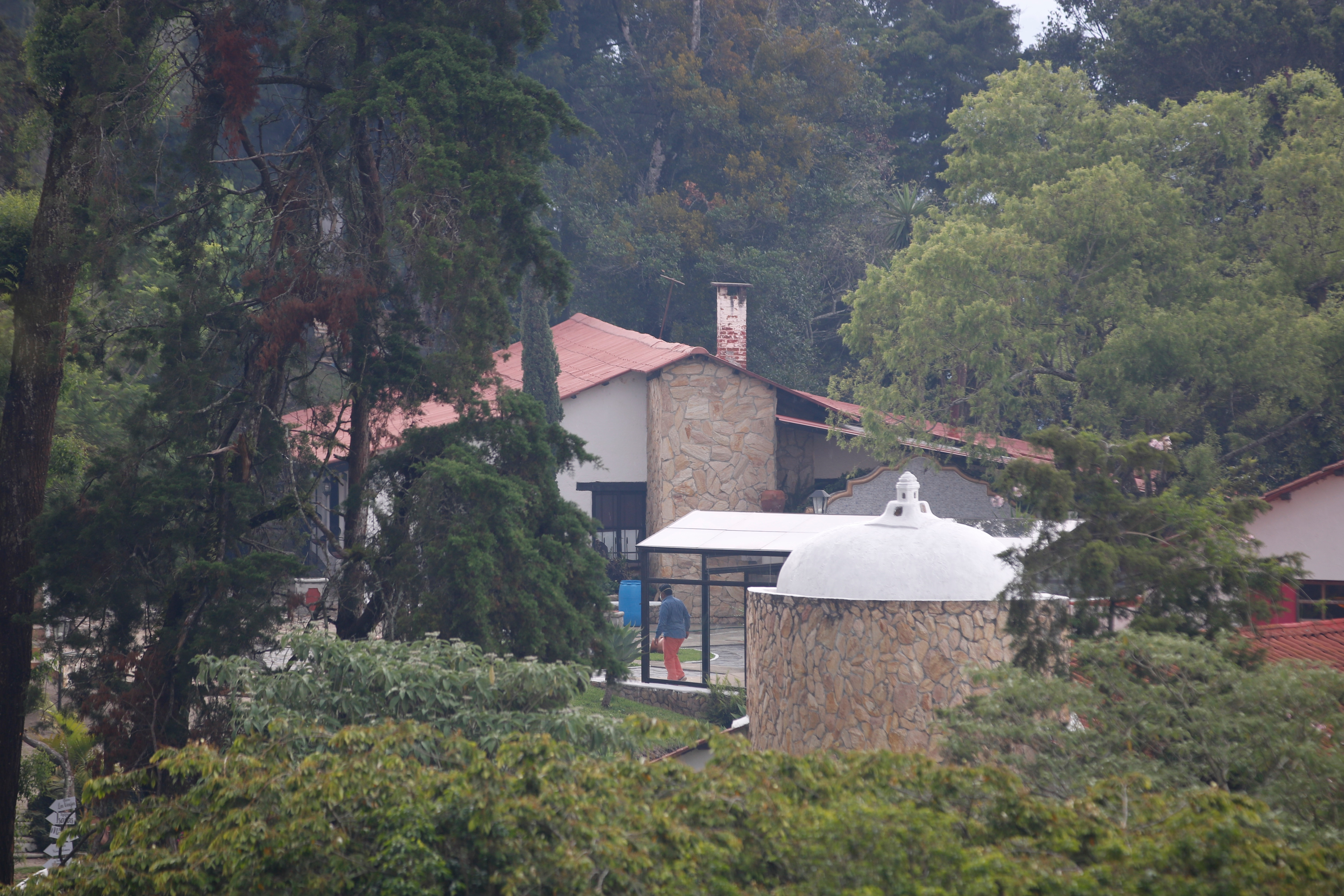 Hacienda de la zona 1 de Frijanes en donde permanecen en cuarentena 68 personas con covid-19. 

(Foto Prensa Libre: Fernando Cabrera)