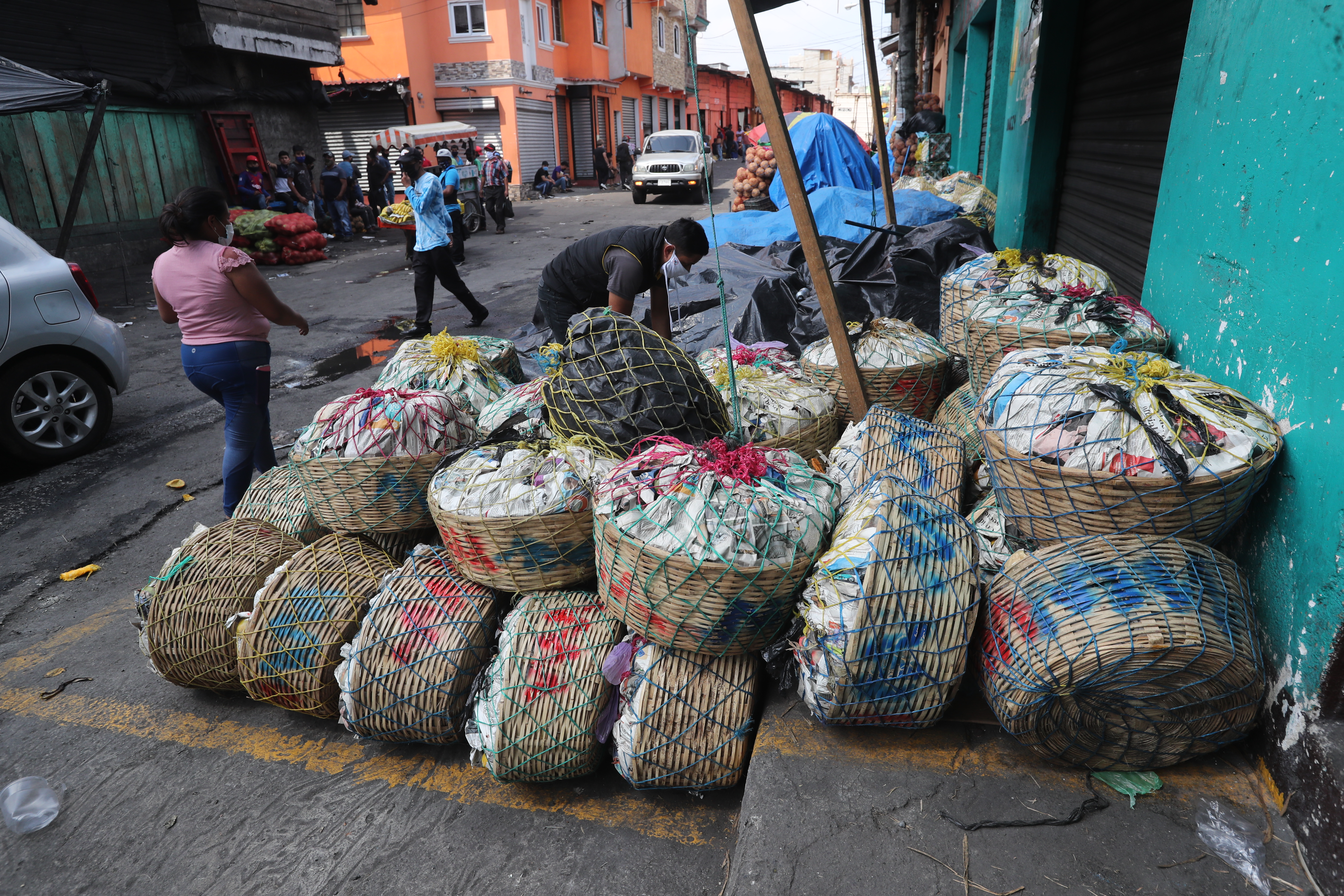 Las restricciones en los mercados cantonales y el traslado de los bienes fueron los problemas que afectaron a los productores en mayo, según determinó una encuesta de Camagro. (Foto Prensa Libre: Hemeroteca) 