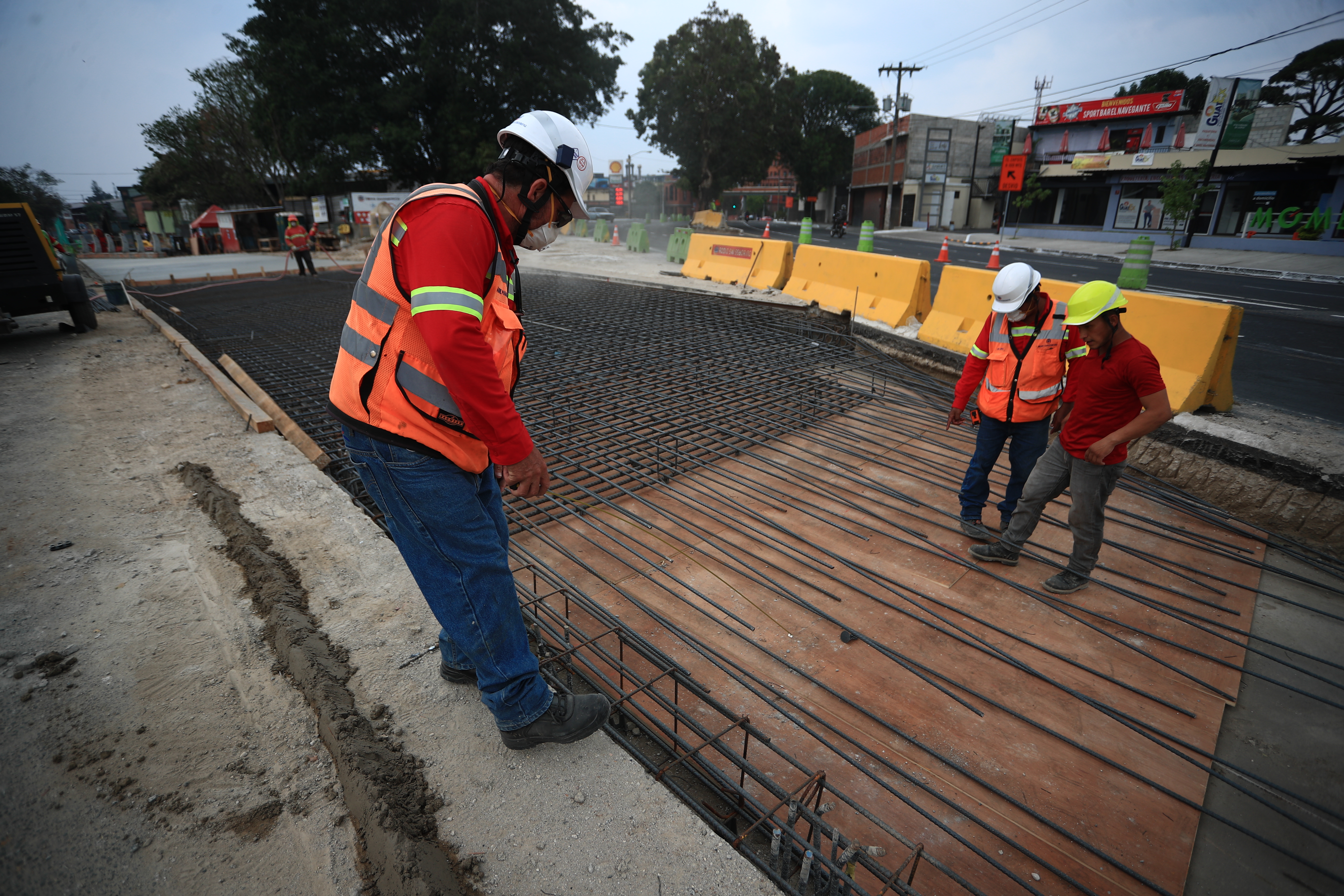 El pliego salarial para 2021 que cobrará vigencia este 1 de enero será el mismo del 2020, decretó el presidente Alejandro Giammattei. (Foto Prensa Libre: Carlos Hernández)