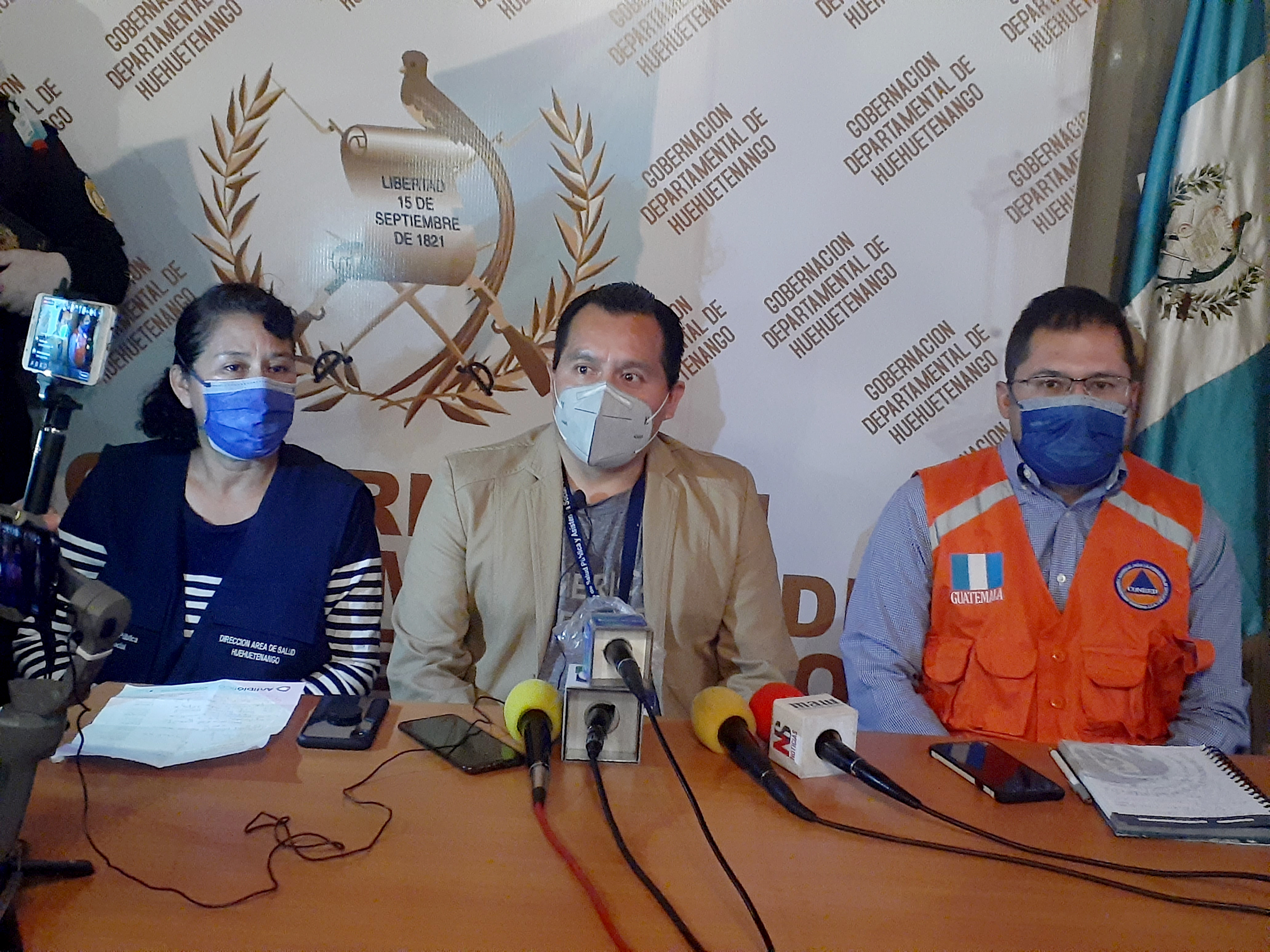 Armeny González, epidemióloga; Carmelino García, director del Área de salud y el Gobernador departamental Ramiro Barillas, ofrecen conferencia de prensa para confirmar el primer caso positivo de Covid19 en Huehuetenango. (Foto Prensa Libre. Mike Castillo)