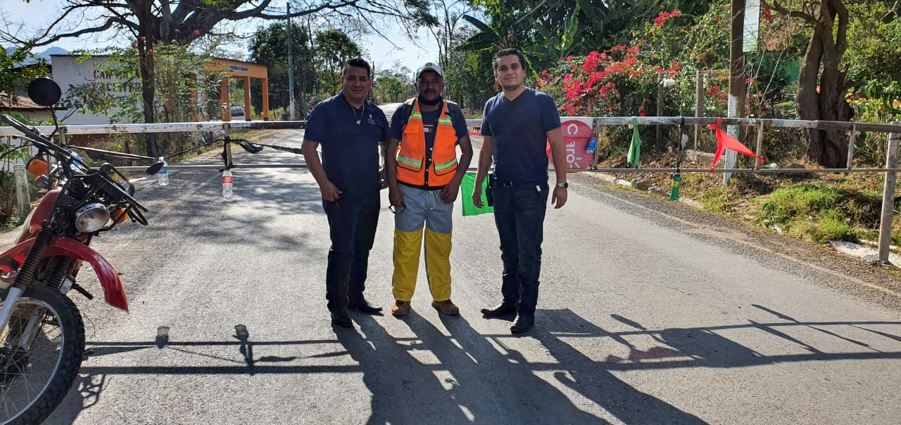 Lyndin Morales, alcalde de San Antonio Huista, cerró el paso vehicular hacia el municipio con una talanquera.  (Foto Prensa Libre: Mike Castillo)