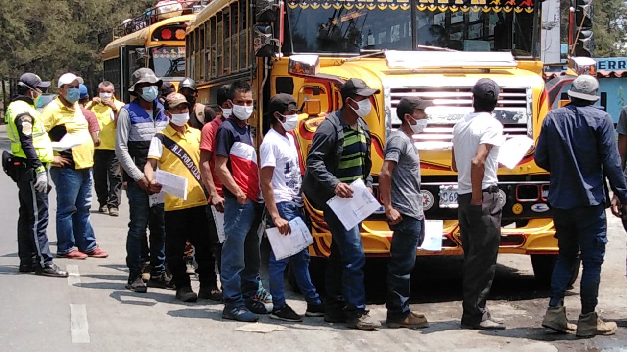 Procuraduría de los Derechos Humanos exige a líderes comunitarios permitir el ingreso de personas que salieron a trabajar a fincas de la costa sur.  (Foto Prensa Libre: Héctor Cordero)