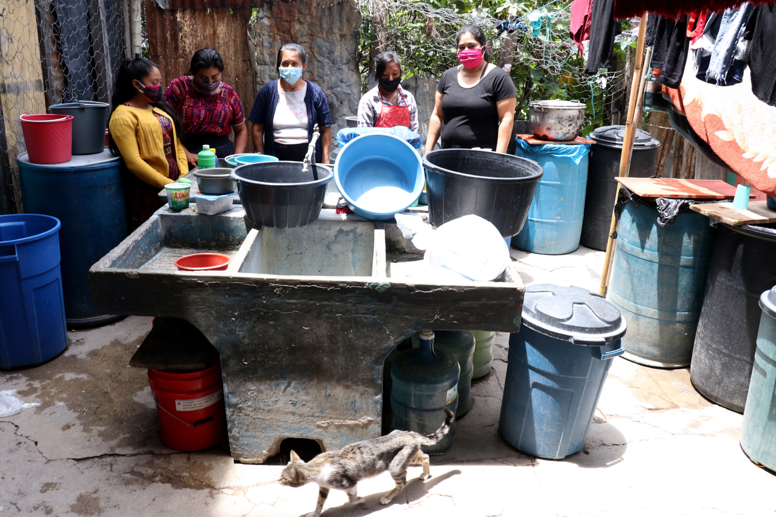 Nueve familias que alquilan cuartos en una vivienda en Huehuetenango pasan penas de dinero, alimentación y trabajo a causa de pandemia por el coronavirus. (Foto Prensa Libre: Mike Castillo)