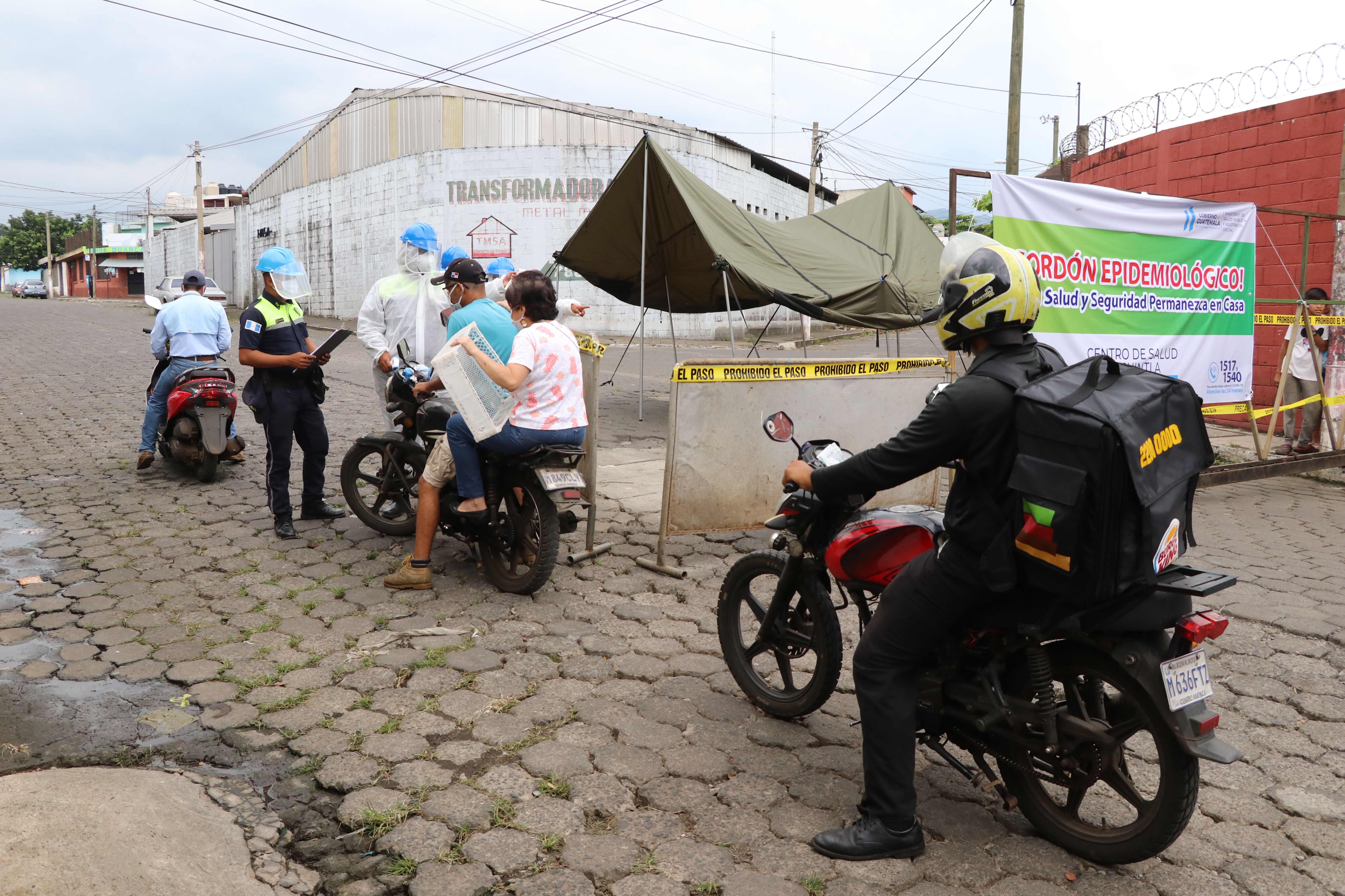 Centro de Salud de Escuintla instala cordón epidemiológico en colonia Golondrinas debido a la cantidad de casos de covid-19. (Foto Prensa Libre: Carlos Paredes)