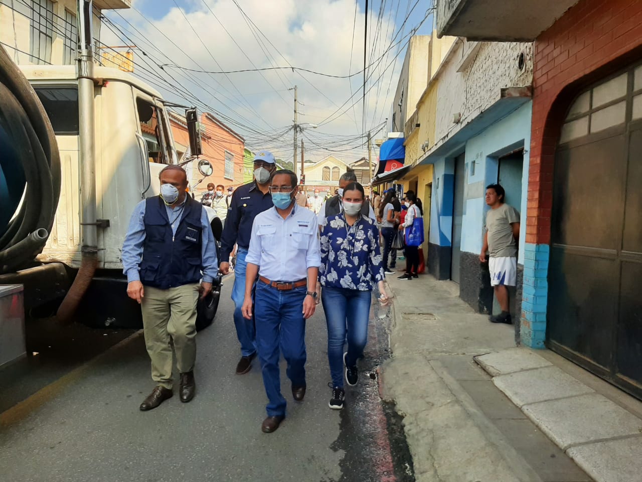 Personal del Ministerio de Salud somete a pruebas a personas que despachan tiendas en Mixco. (Foto Prensa Libre: Andrea Domínguez)