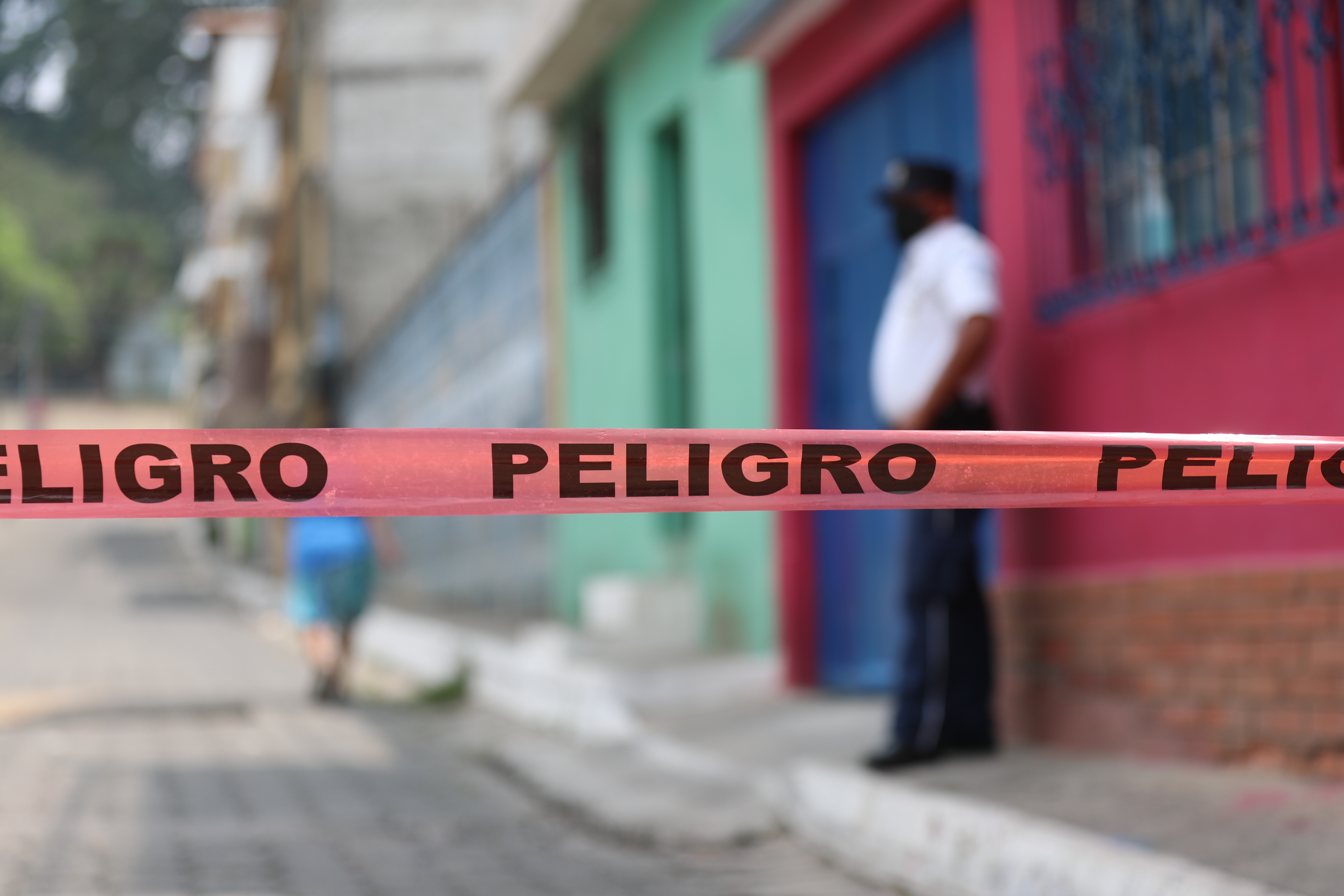 Un agente de la Policía Municipal de Santa Catarina Pinula resguarda un vecindario del centro de ese municipio en el que reside un paciente positivo con coronavirus. (Foto Prensa Libre: Miriam Figueroa) 