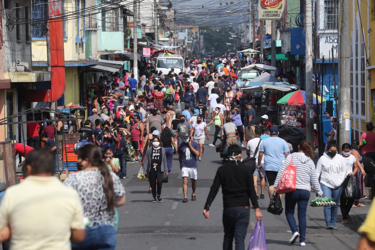 Gobierno cierra el país por tres días, excepto servicios esenciales. en el primer día miles de personas abarrotaron las tiendas de barrio.  (Foto, Prensa Libre: Érick Ávila).