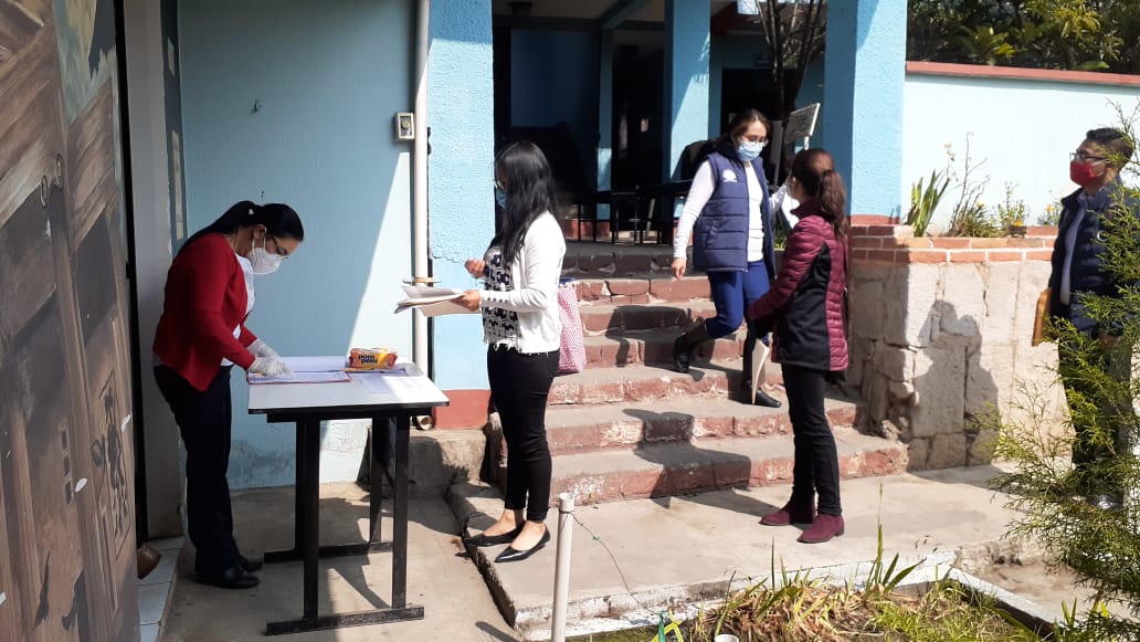 El primer grupo de trabajadores llegó para entregar papelería y tomar las primeras inducciones a las plazas de trabajo. (Foto Prensa Libre: Raúl Juárez)