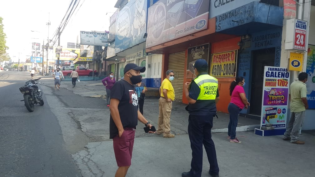 En el primer día de cierre total, se observaron largas filas en las abarroterías de diferentes colonias de la capital. (Foto Prensa Libre: Andrea Domínguez)