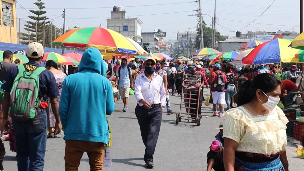 En la mayoría de los mercados del país no se cumplen las medidas de distanciamiento social. (Foto Prensa Libre: Héctor Cordero) 