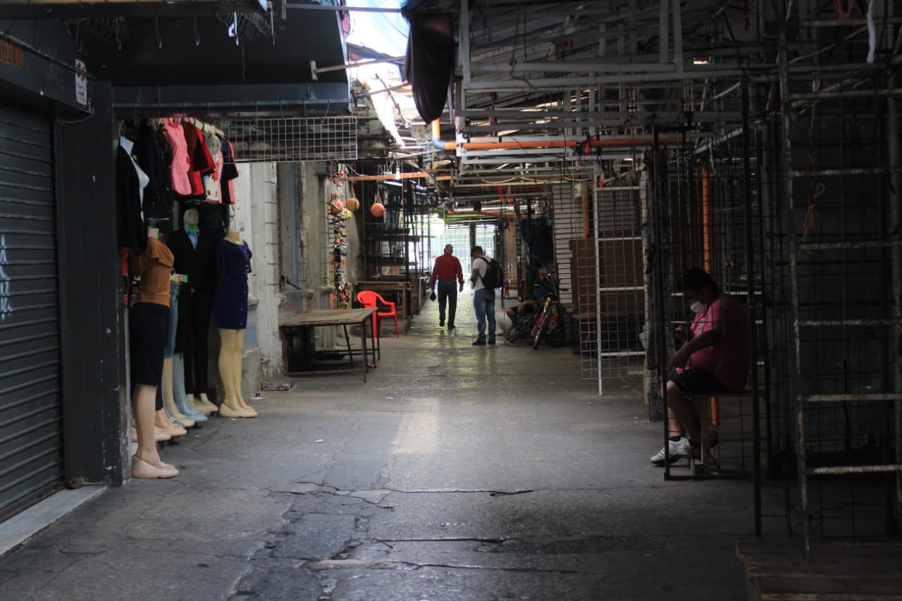 Un trabajador en las ventas cerradas de la 18 calle, zona 1 capitalina. (Foto Prensa Libre: Byron García)