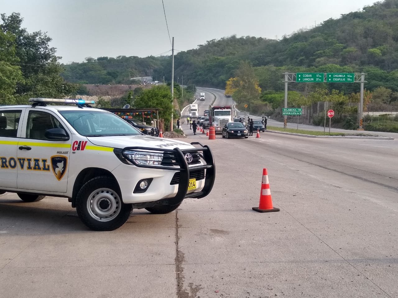 Una patrulla de Provial vigila un sector de la Ruta al Atllántico, la más riesgosa en cuanto a derrumbes durante la época de lluvias. (Foto Prensa Libre: Cortesía)