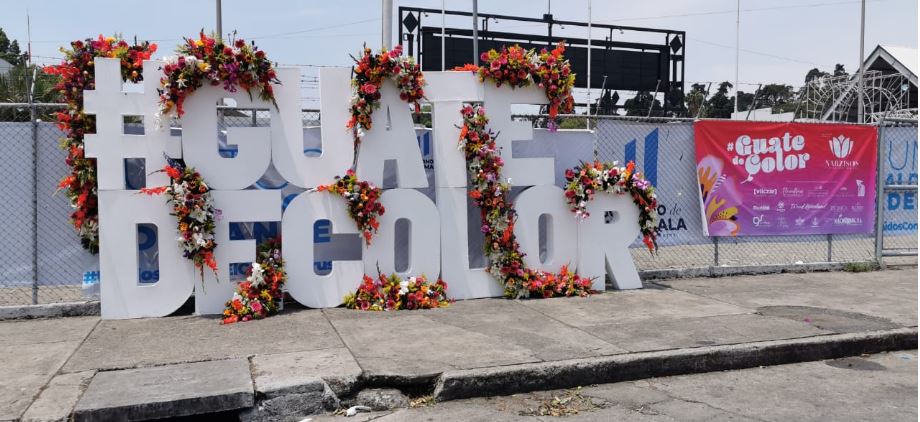 El ingreso al hospital temporal del Parque de la Industria fue adornado con arreglos florales. (Foto Prensa Libre: María Reneé Gaytán)