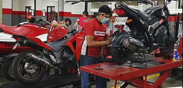 Honda Motos aumenta las medidas sanitarias para cuidar a sus colaboradores y a clientela que llega a sus salas de ventas. (Foto Prensa Libre: cortesía Honda Motos)