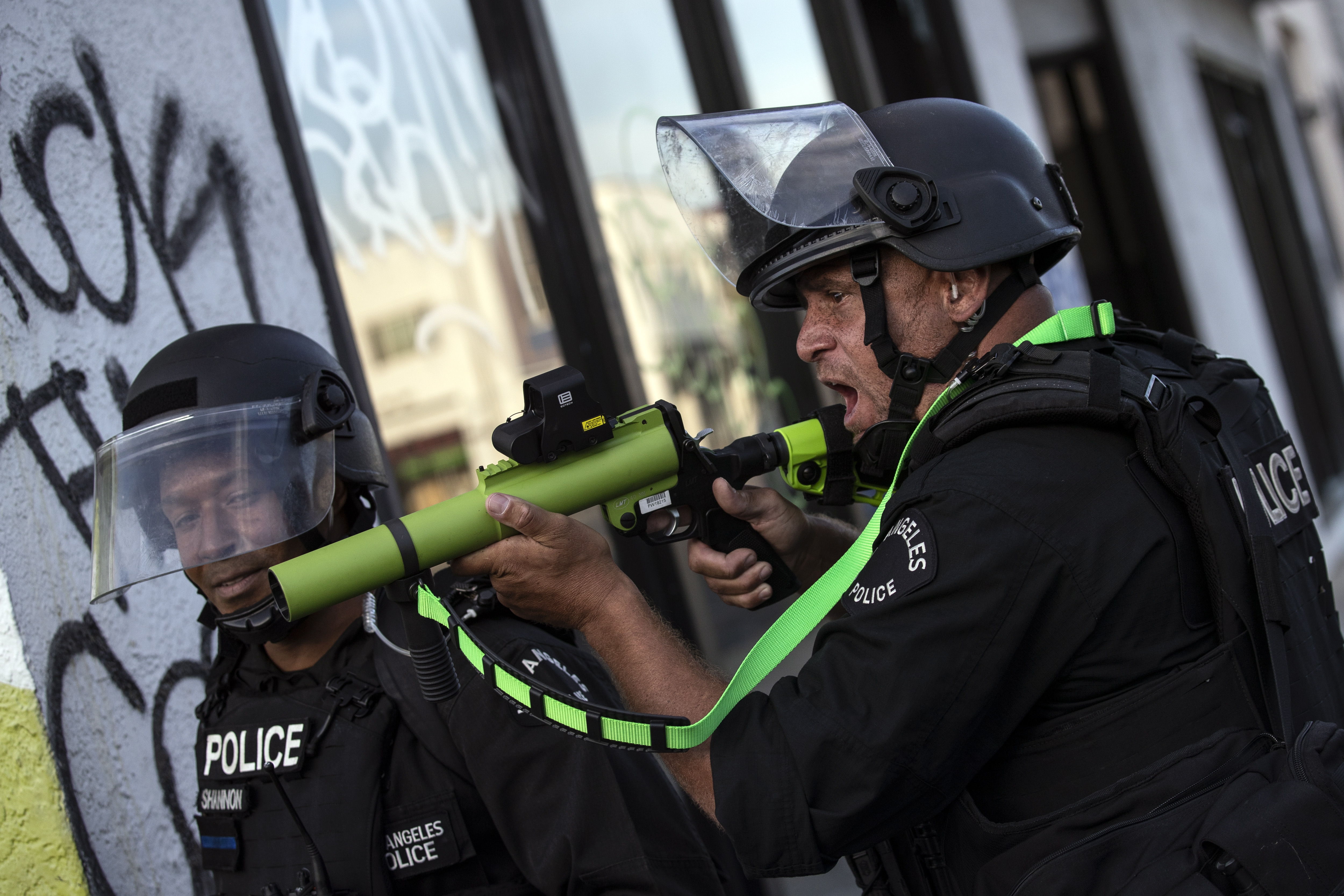 En ciudades como Los Ángeles, la Policía también se enfrentó a los manifestantes en su intento por controlarlos. (Foto Prensa Libre: EFE)