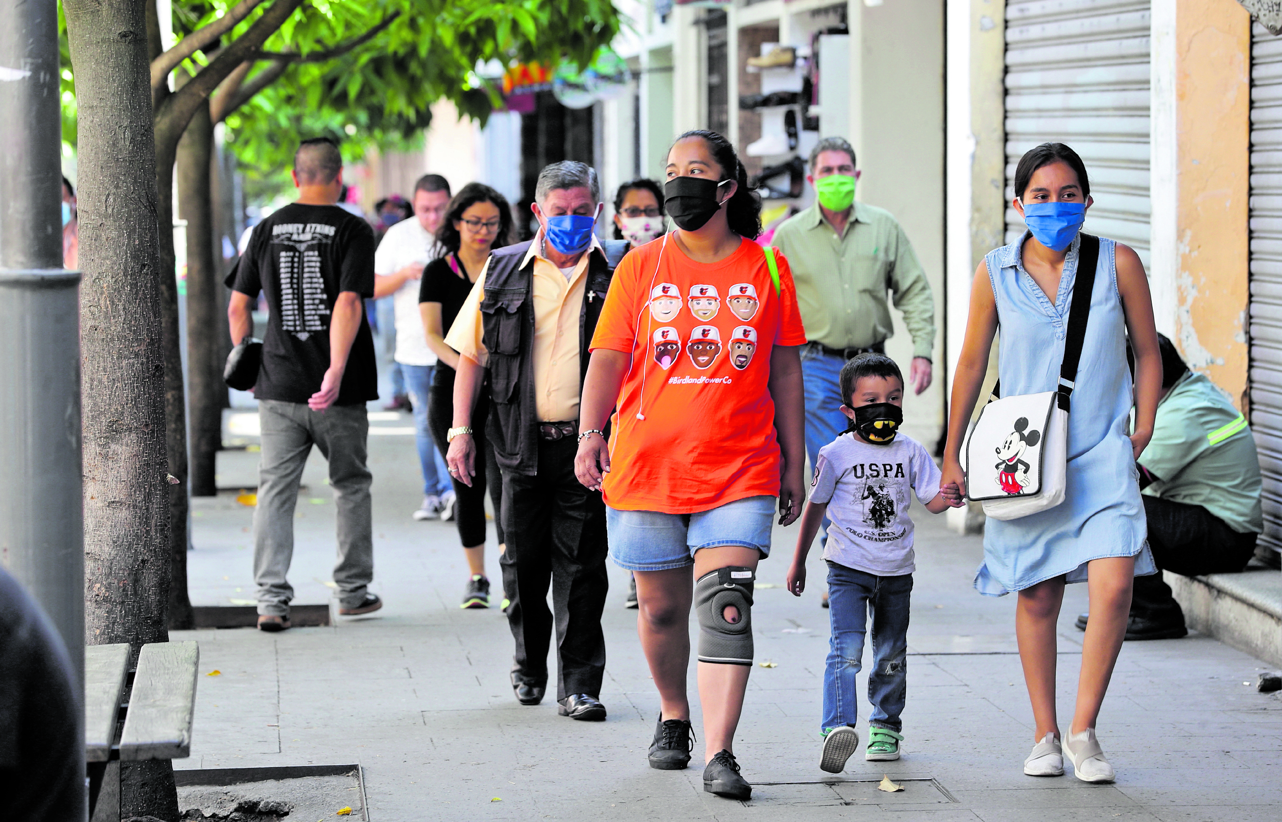 Según el criterio médico, las restricciones de movilidad deben levantarse gradualmente para evitar un mayor  número de personas contagiadas con el covid-19. Foto (Prensa Libre: Hemeroteca PL)